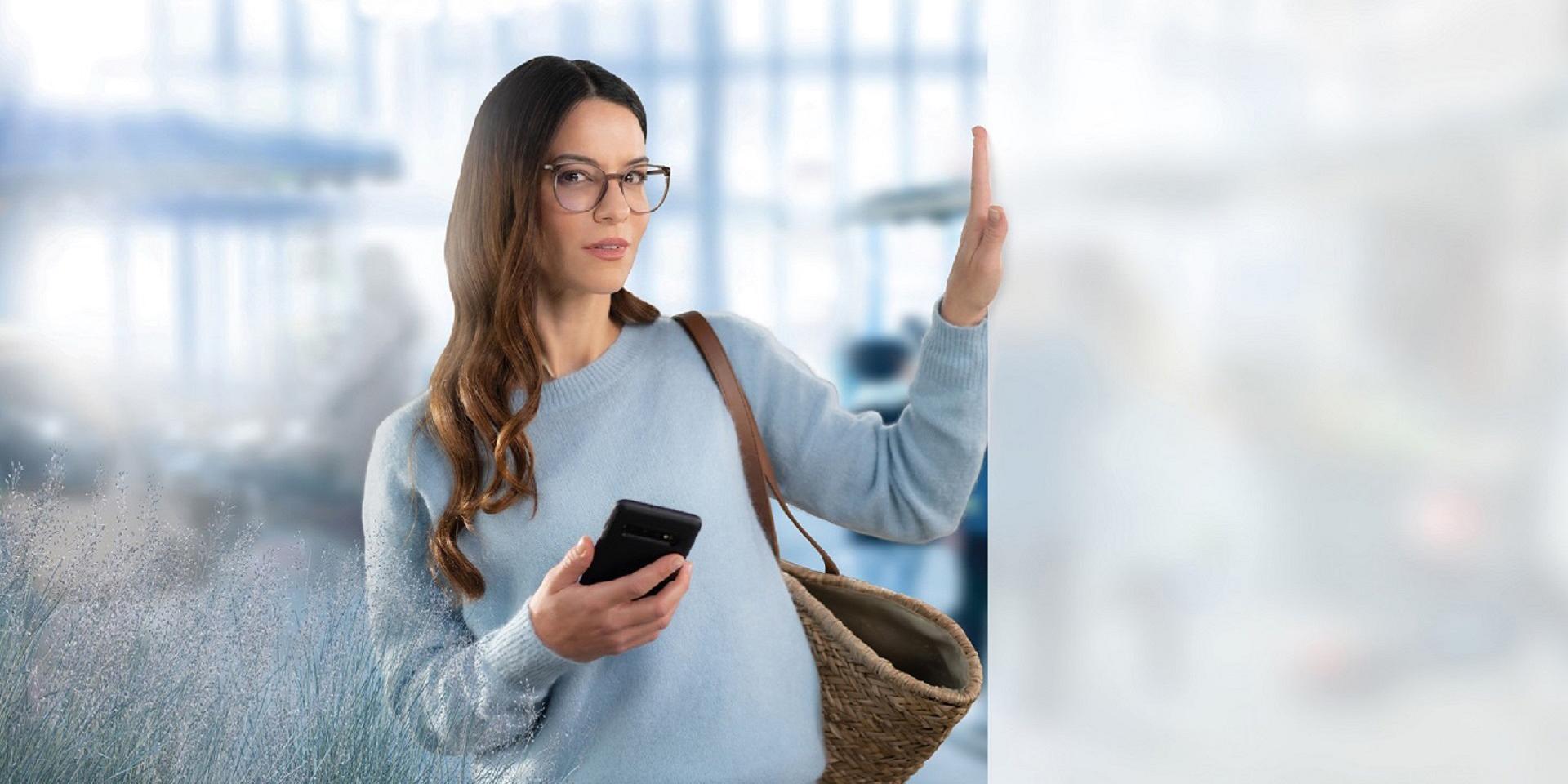 With ZEISS SmartLife Lenses, spectacle wearers discover the difference of having wide fields of view while being connected and on the move