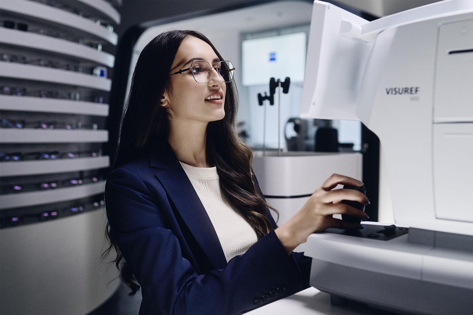 ECP operates ZEISS VISUREF 600 via joystick