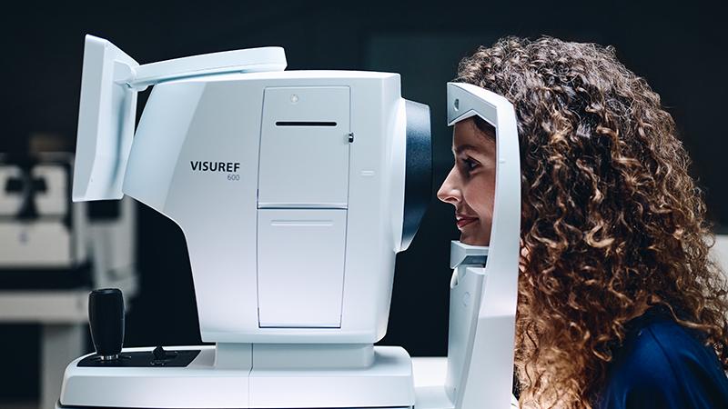 Patient undergoing an eye profile analysis