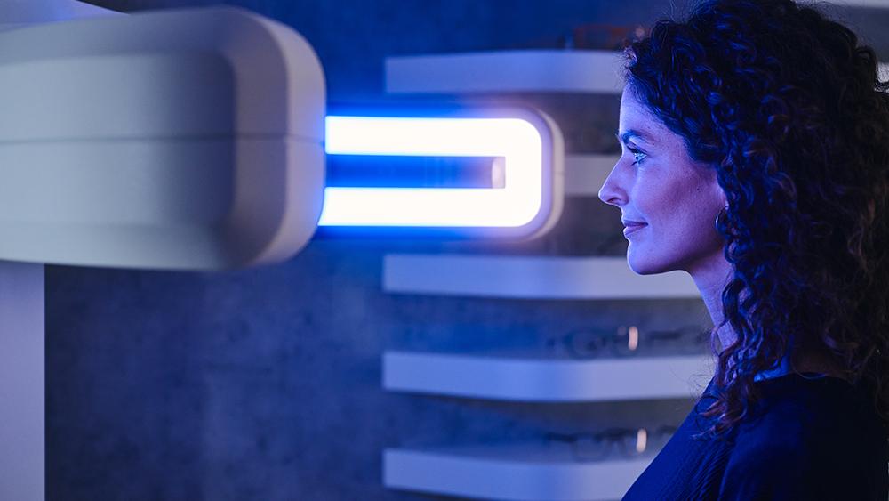 Woman standing on front of a modern ZEISS fitting platform