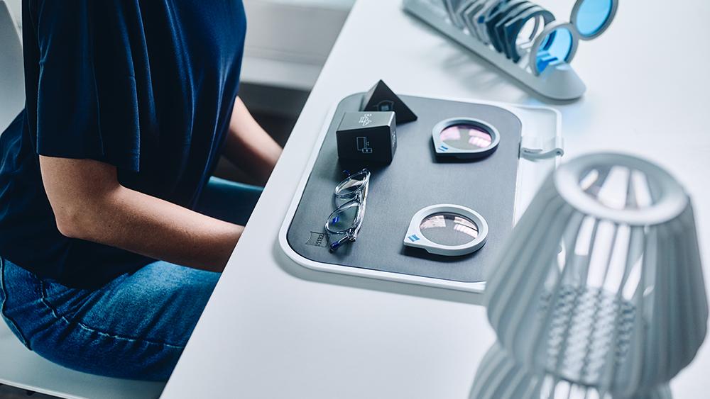 Close-up image of a tray with different tools that help the consumer choose the adequate lens design