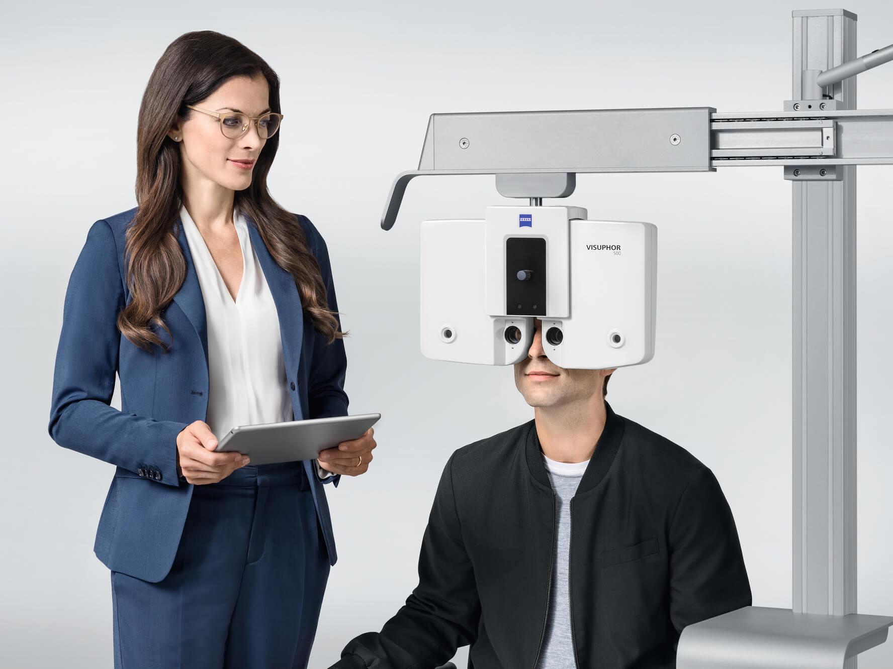 Glasses that can be seen in bluish light and have ZEISS lenses with BlueGuard lens material. Only a very reduced bluish reflection is visible on the lenses.