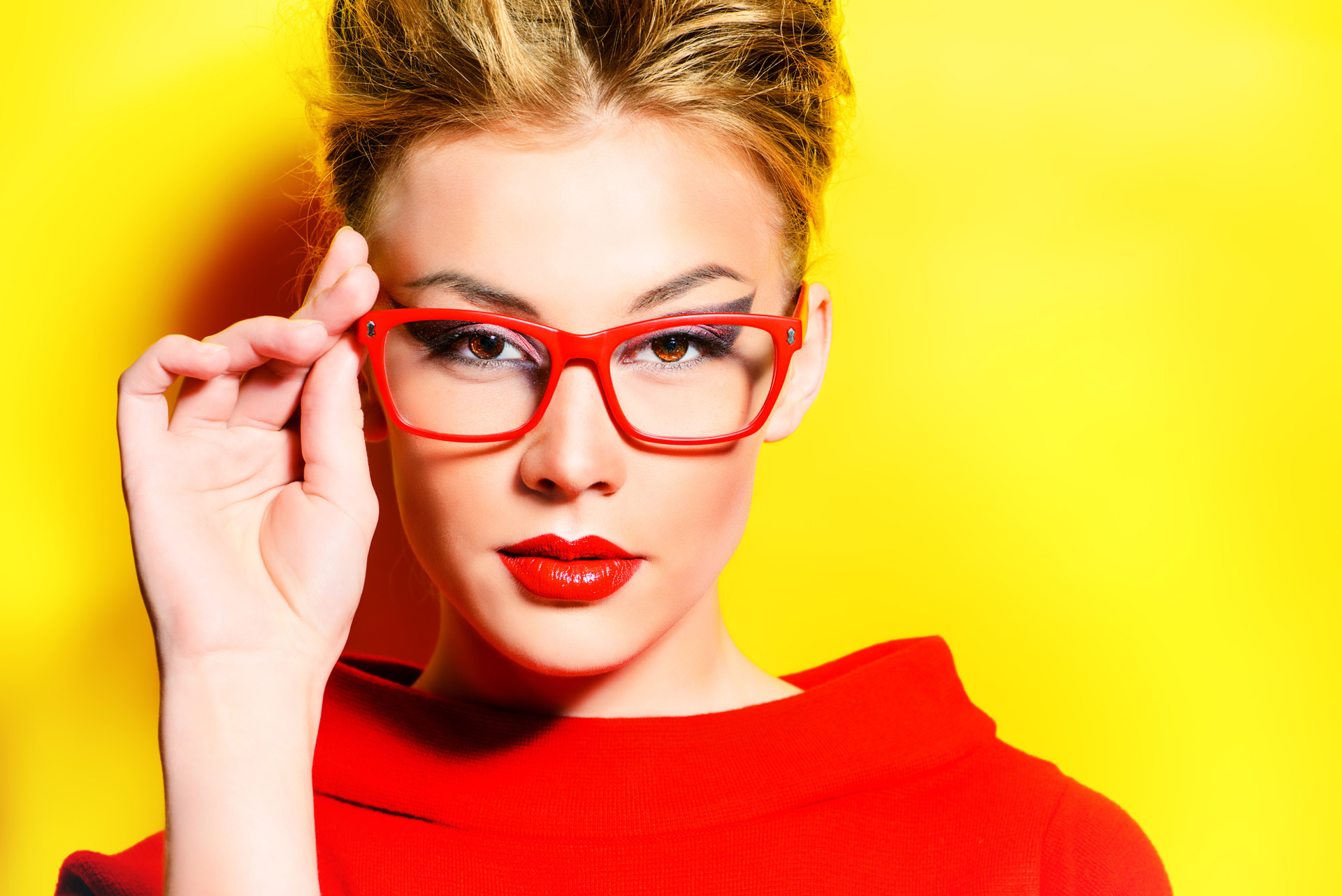 Makeup tips for eyeglass wearers and contact lens wearers