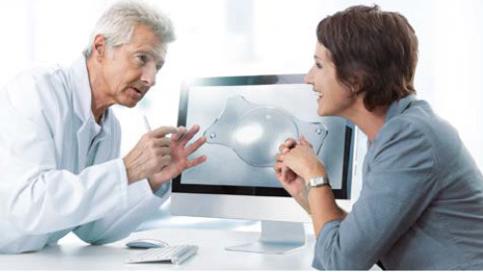 Doctor providing information on ZEISS intraocular lenses (IOLs).