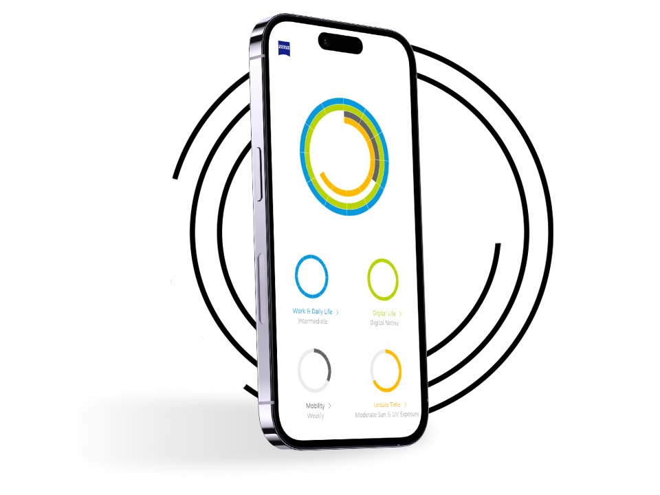 Ein vor schwarzen Ringen positioniertes Smartphone zeigt mit verschiedenfarbigen Ringen das Sehprofil eines Benutzers von „Mein Sehprofil“ an. 