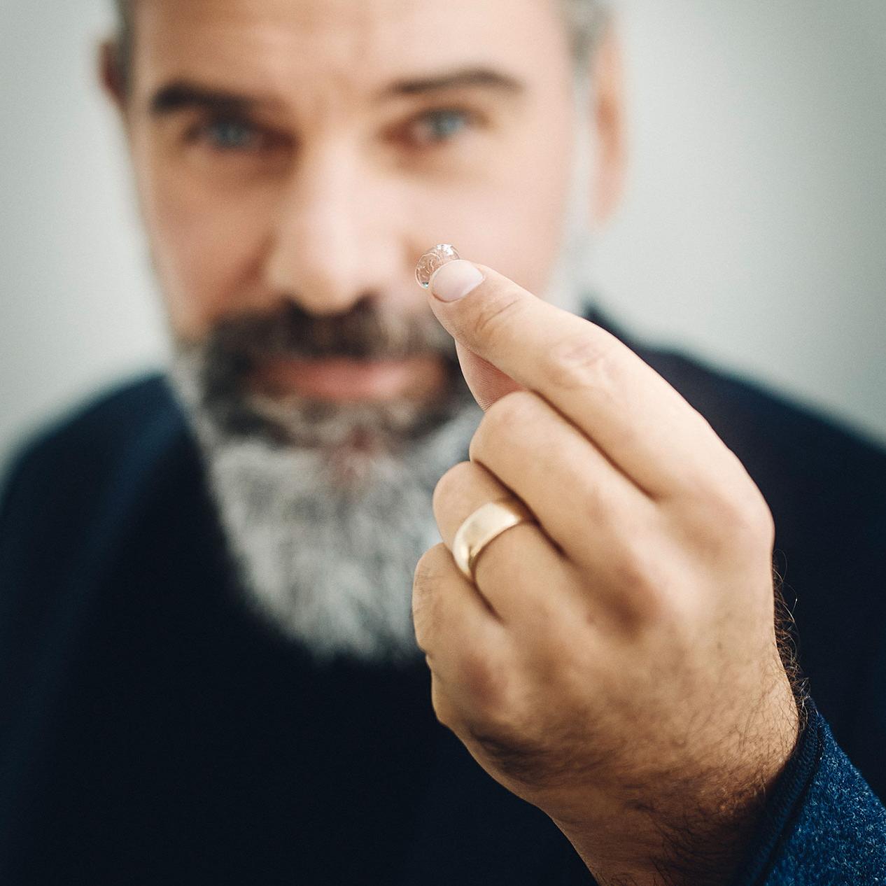Eine Frau probiert eine Brille an.