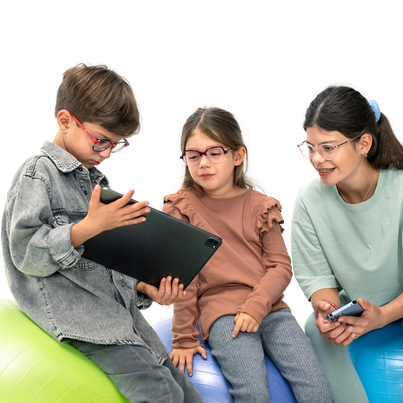 Zwei Frauen schütteln sich in einem Optikergeschäft die Hand.