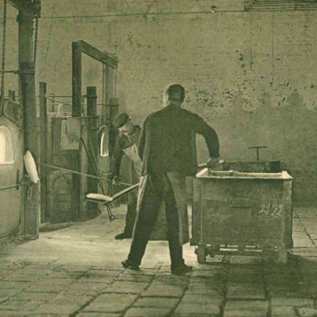 Inserting the raw lens materials (Photo: SCHOTT Archives).