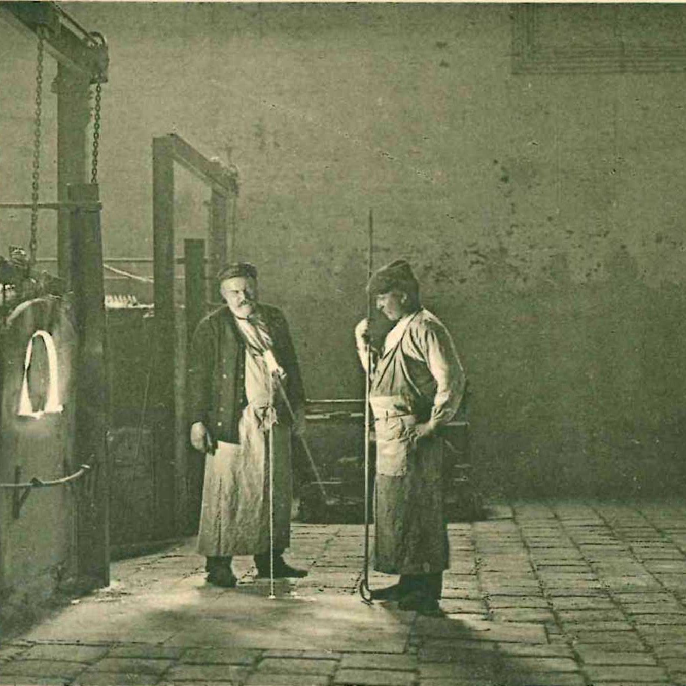 Inspecting the melt batch (Photo: SCHOTT Archives).