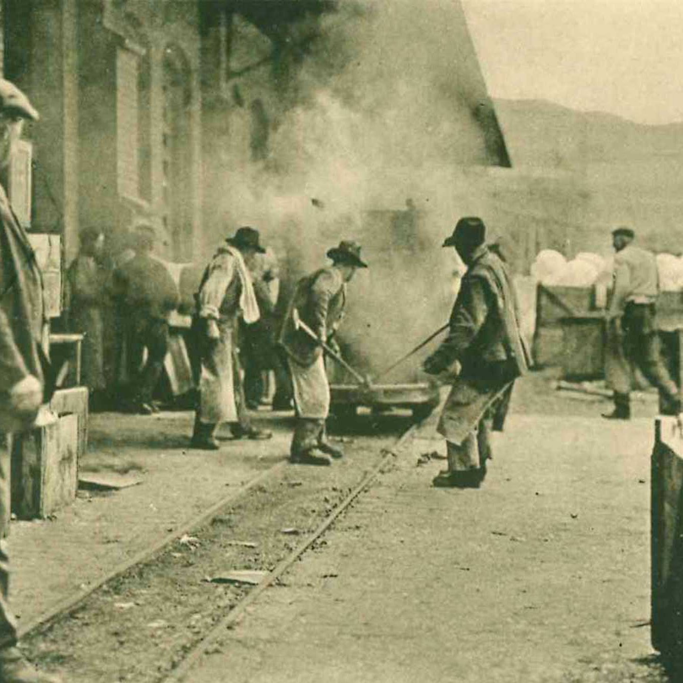 Moving a red-hot glass melting pot (Photo: SCHOTT Archives).