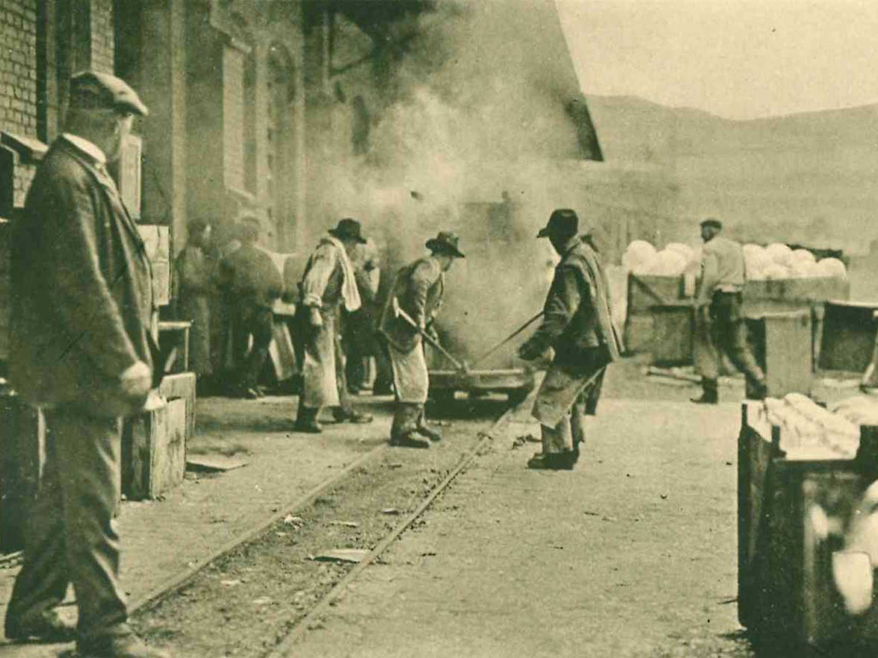 Moving a red-hot glass melting pot (Photo: SCHOTT Archives).