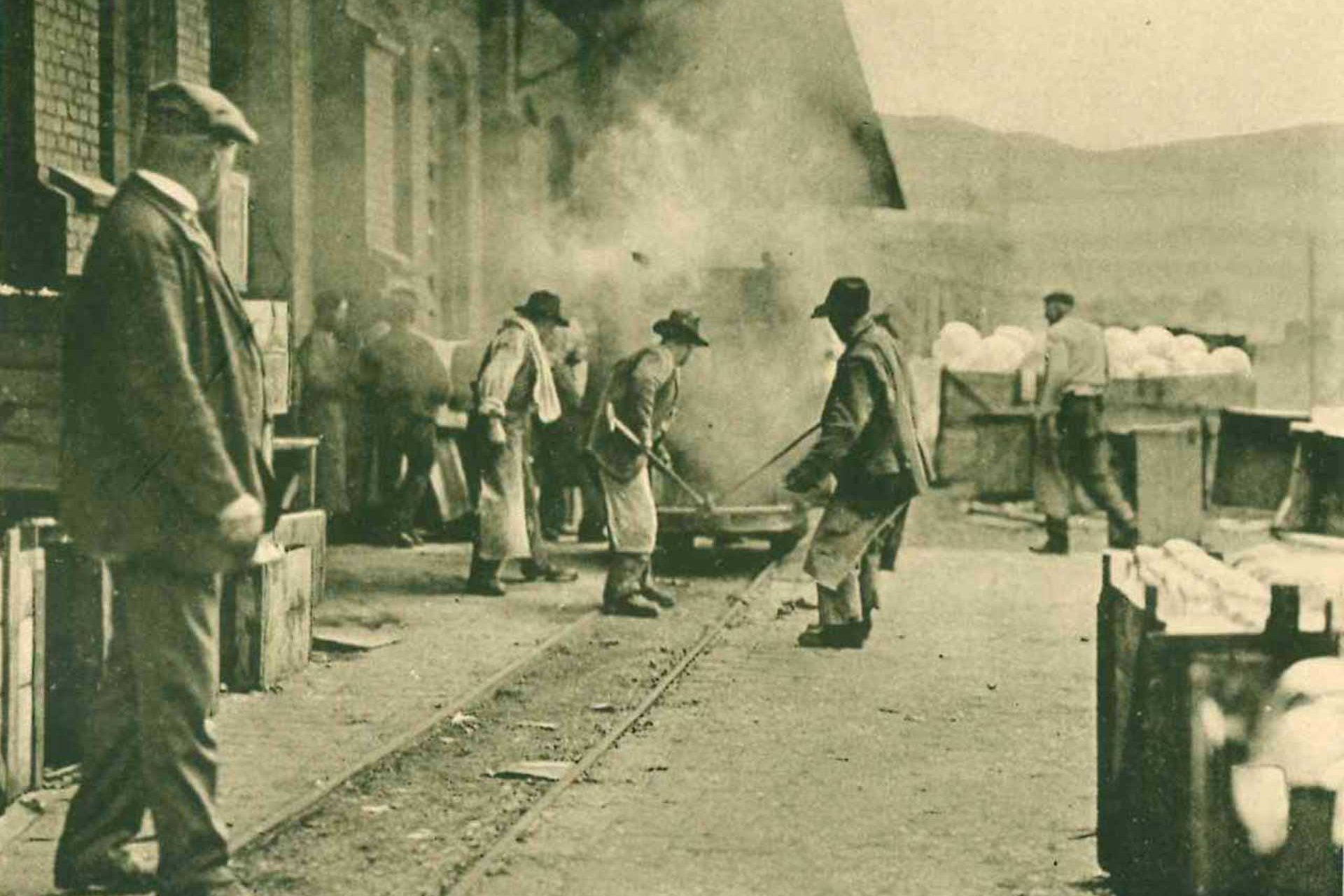 Moving a red-hot glass melting pot (Photo: SCHOTT Archives).