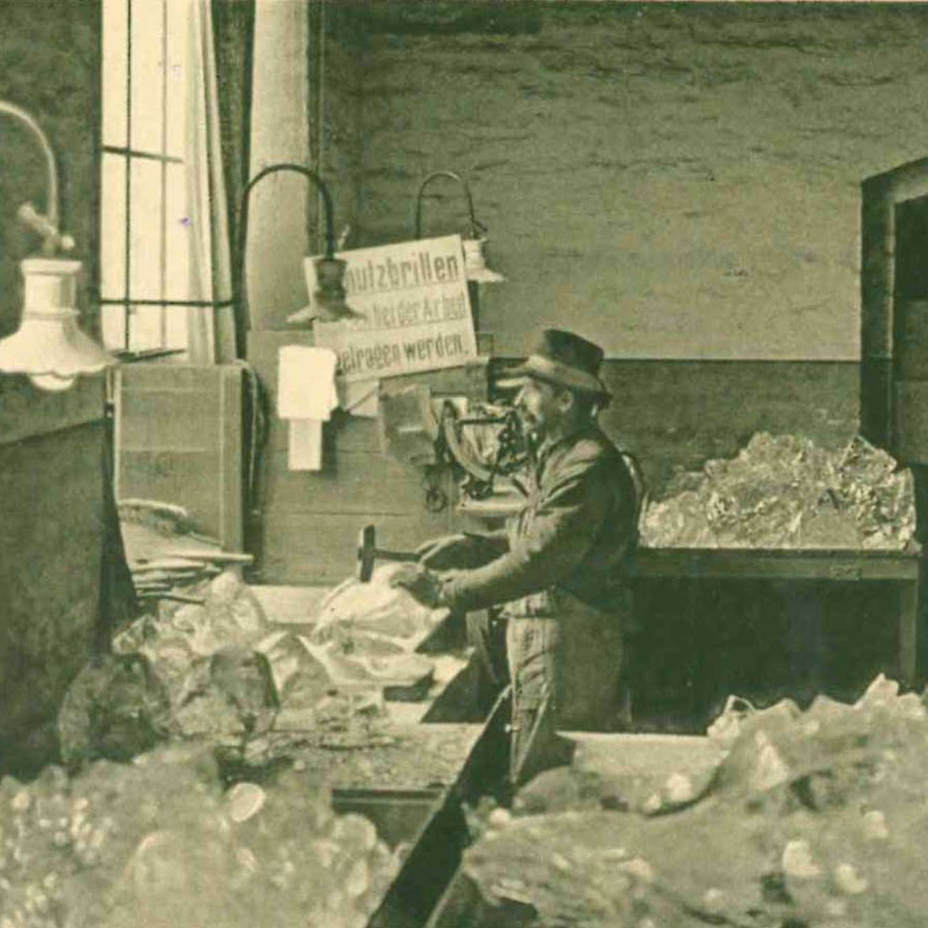 Finishing the raw optical lens (Photo: SCHOTT Archives).