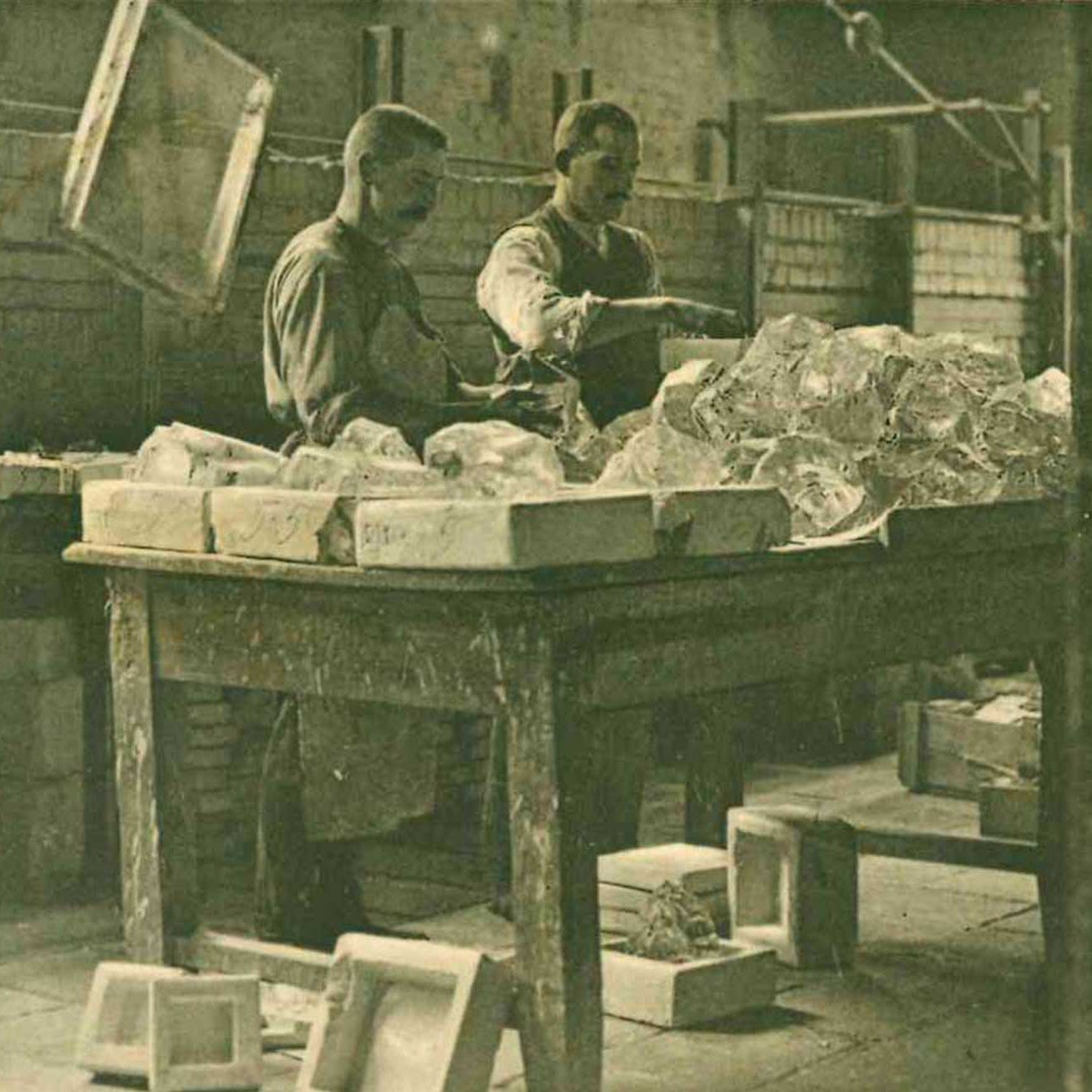 Inserting the raw optical lens in the casting forms (Photo: SCHOTT Archives).