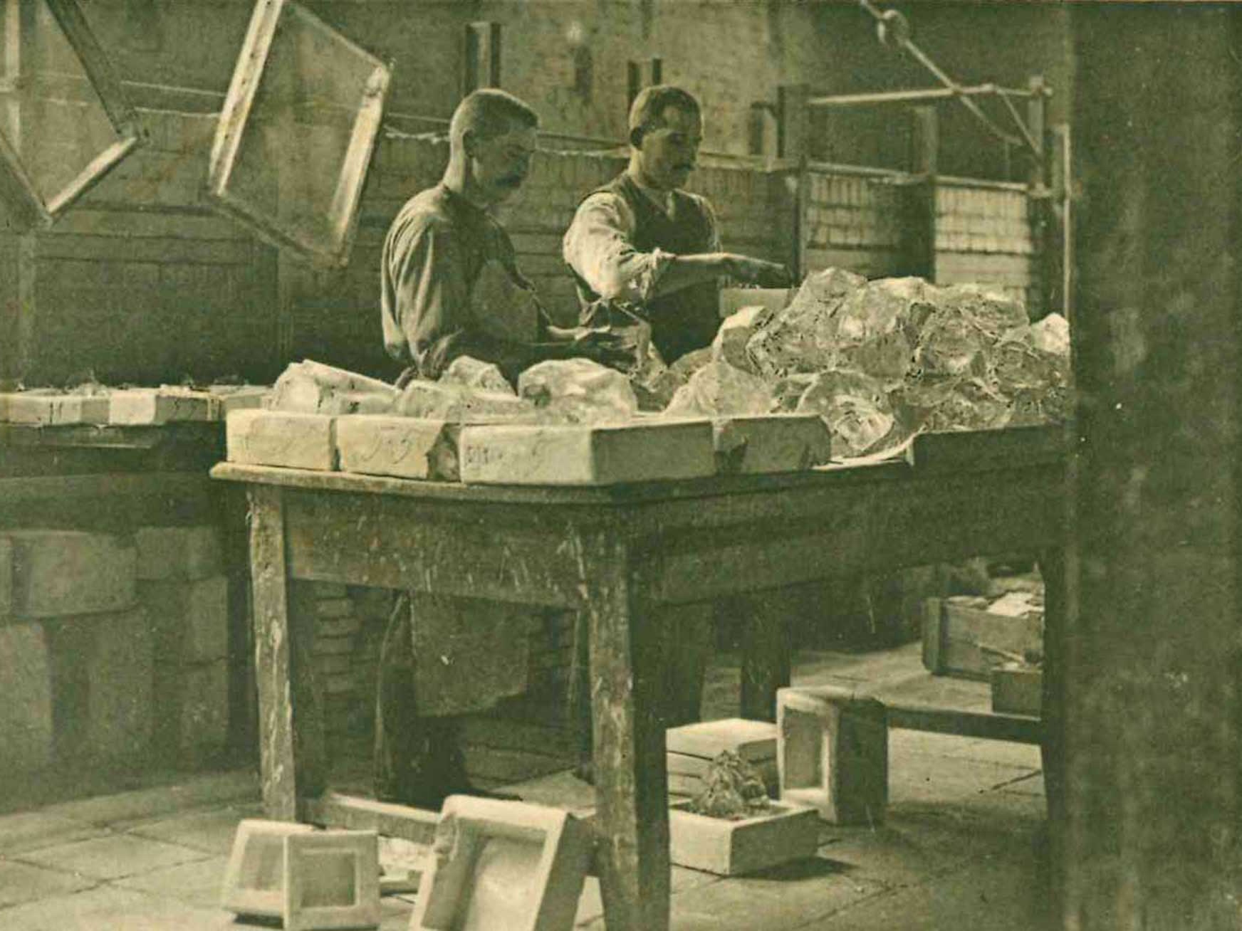 Inserting the raw optical lens in the casting forms (Photo: SCHOTT Archives).