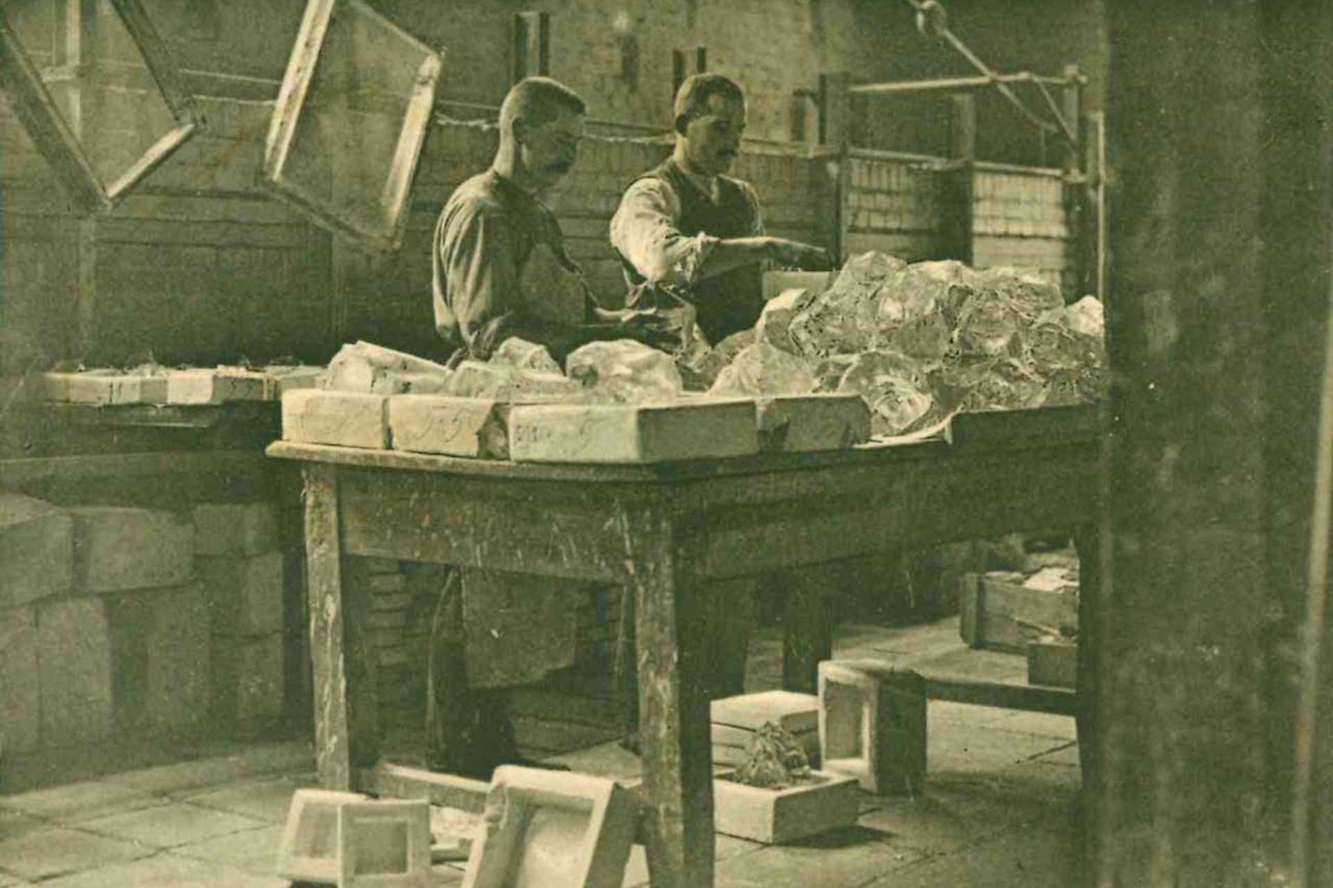Inserting the raw optical lens in the casting forms (Photo: SCHOTT Archives).