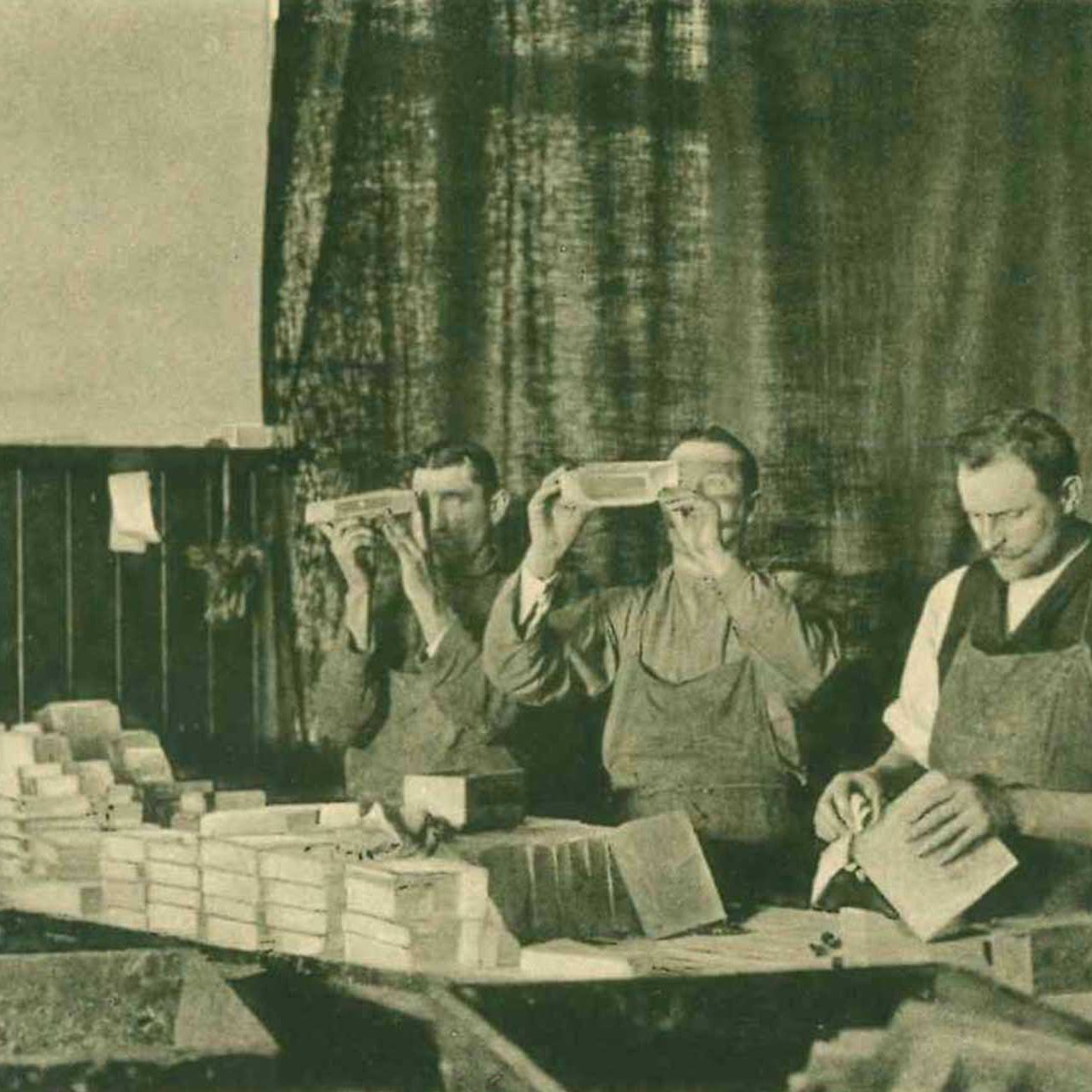 Check optical lens for streaks (Photo: SCHOTT Archives).