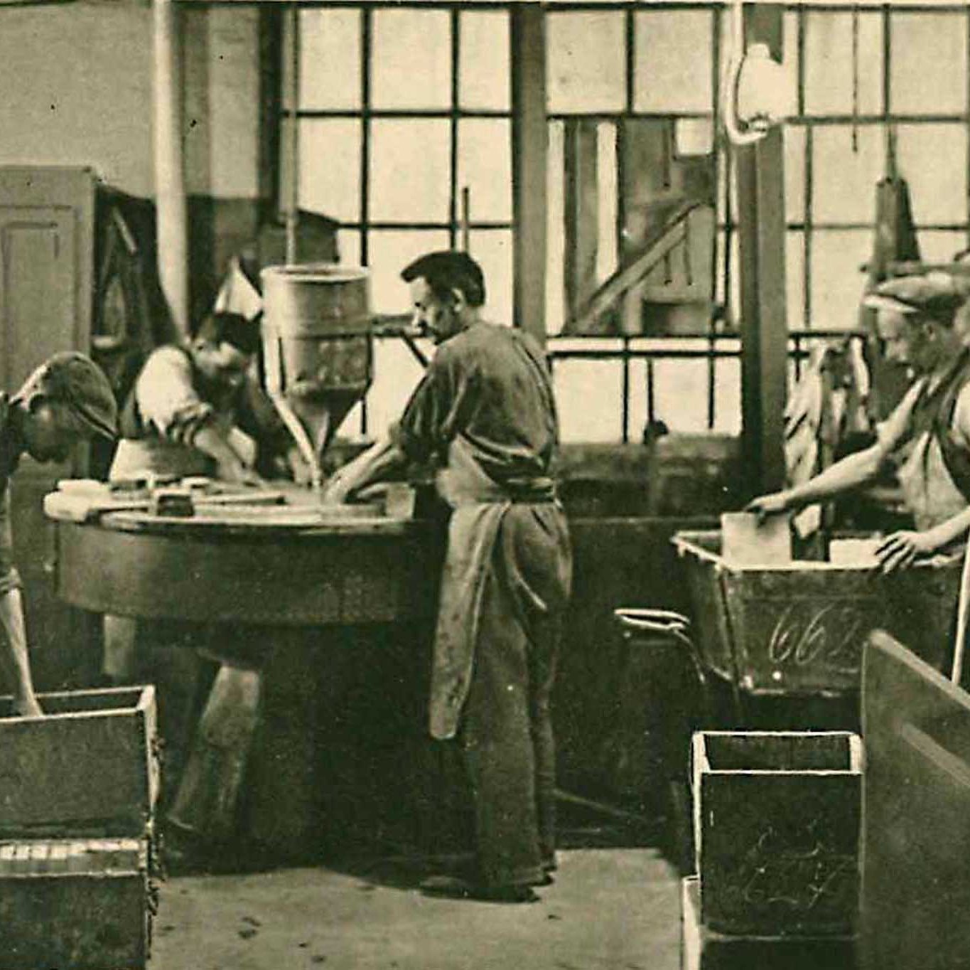 Grinding of optical plate glass (Photo: SCHOTT Archives).