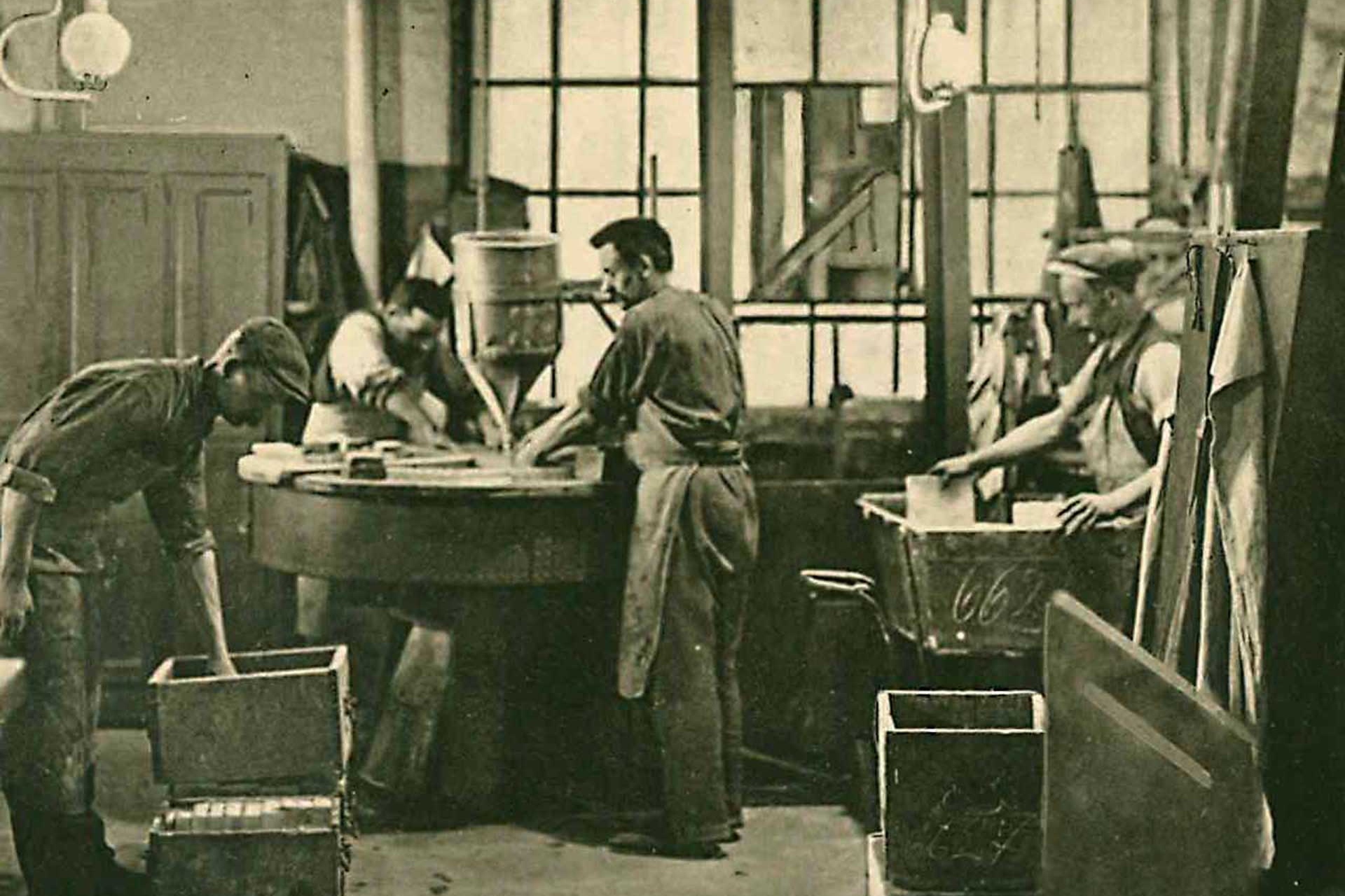 Grinding of optical plate glass (Photo: SCHOTT Archives).