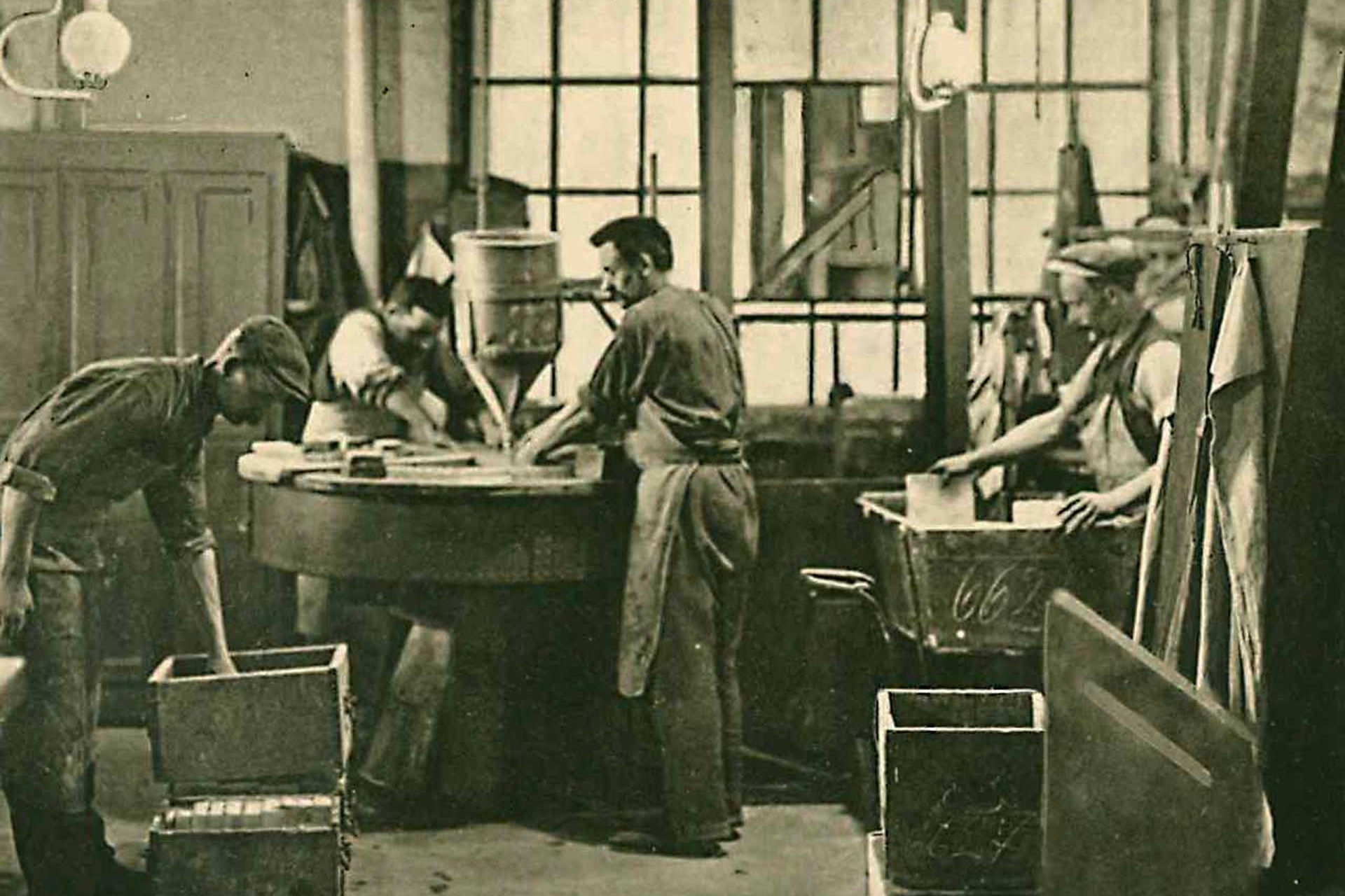 Grinding of optical plate glass (Photo: SCHOTT Archives).