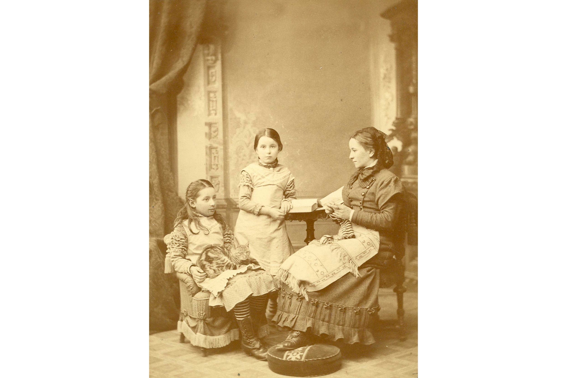 Else Abbe with her daughters Paula and Grete.