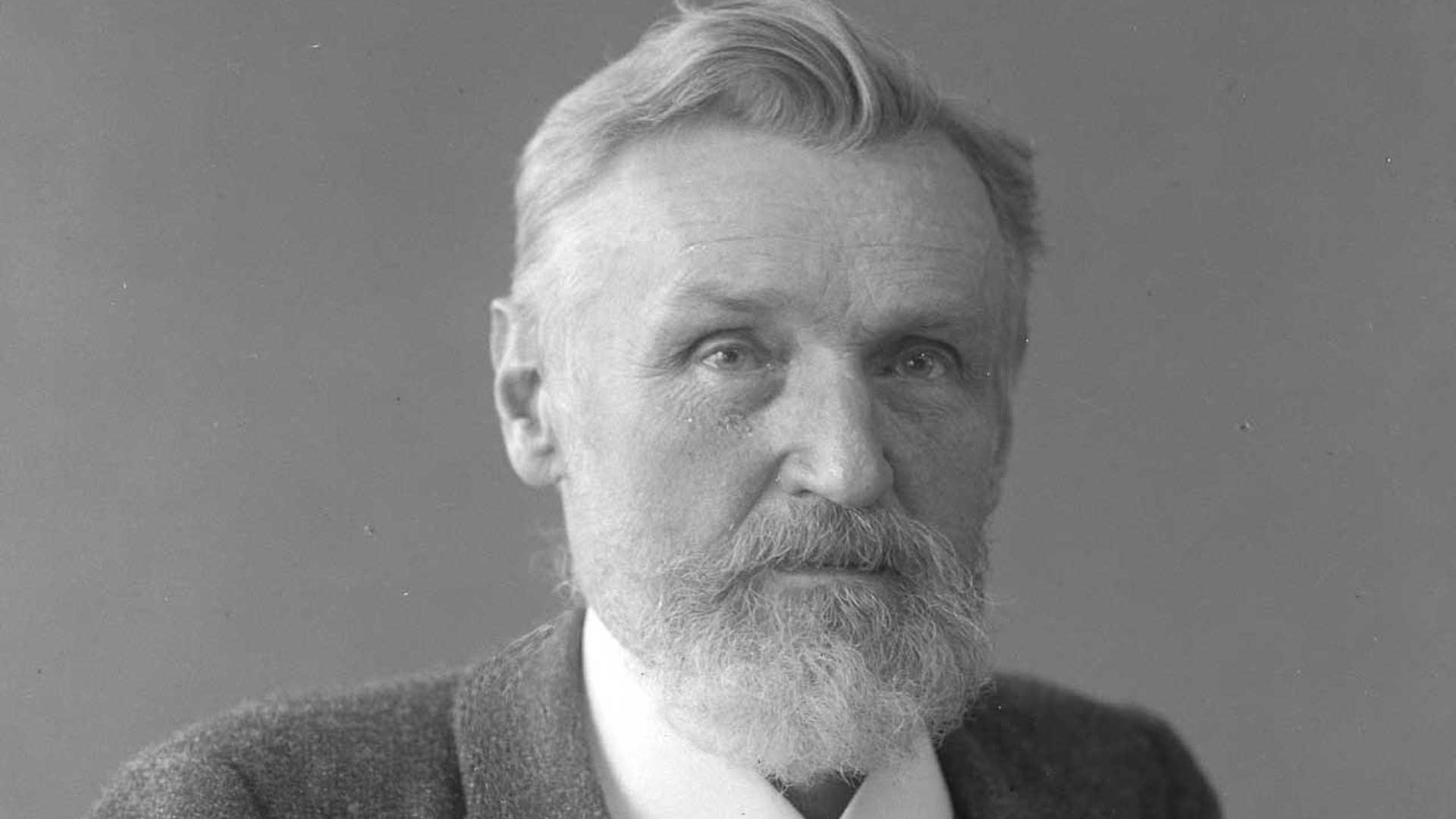 Richard Schüttauf (1861–1926) joined the Camera Lenses department as Scientific Calculator. He later became Head of the Camera Lab and the Quality Assurance department for Camera Lenses.