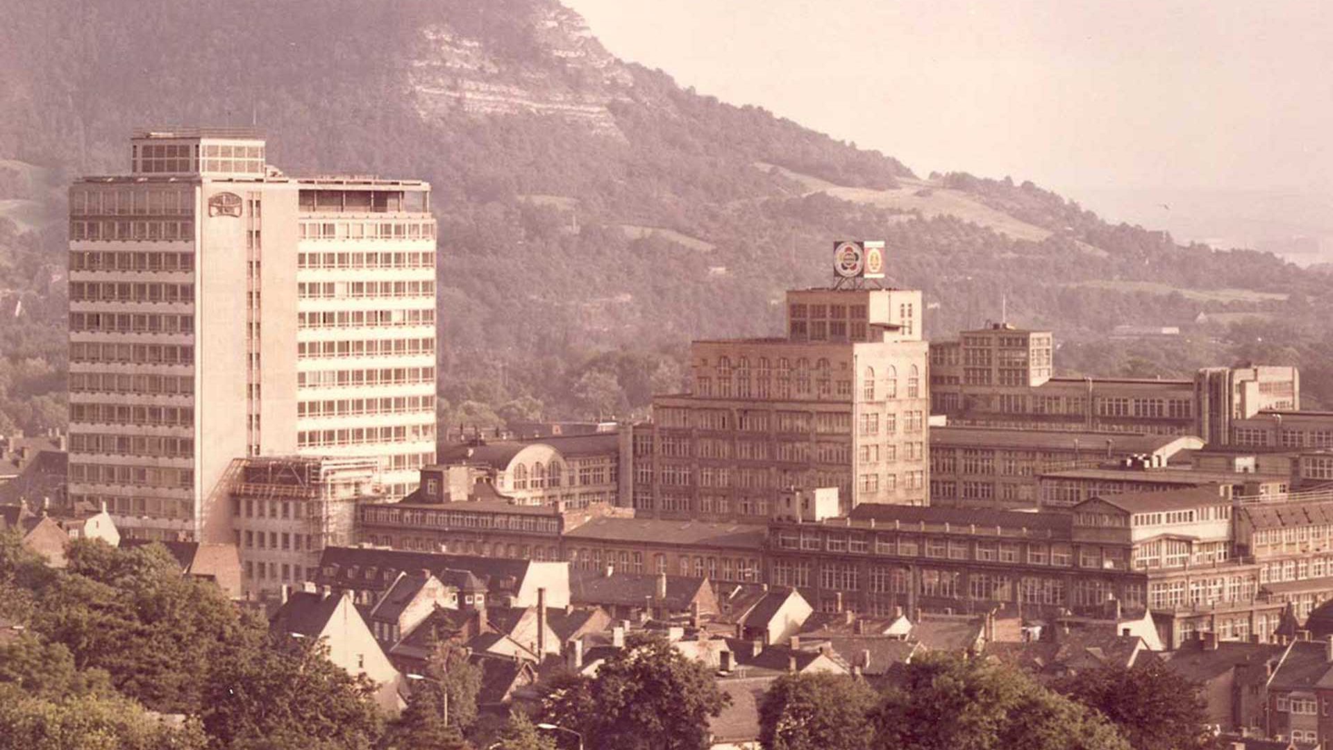 VEB Carl Zeiss Jena | The company in Jena was nationalized in 1948. In 1965 it was reshaped to form the leading combine in the optics industry, and in 1989 it employed over 70,000 people.