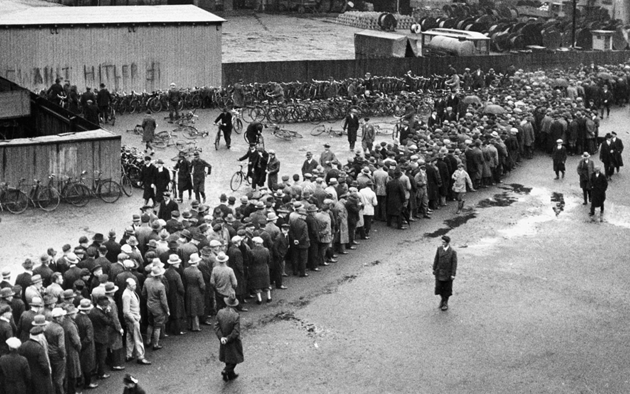 Unemployment line, 1932 (with kind permission of the Ballhause Archive)