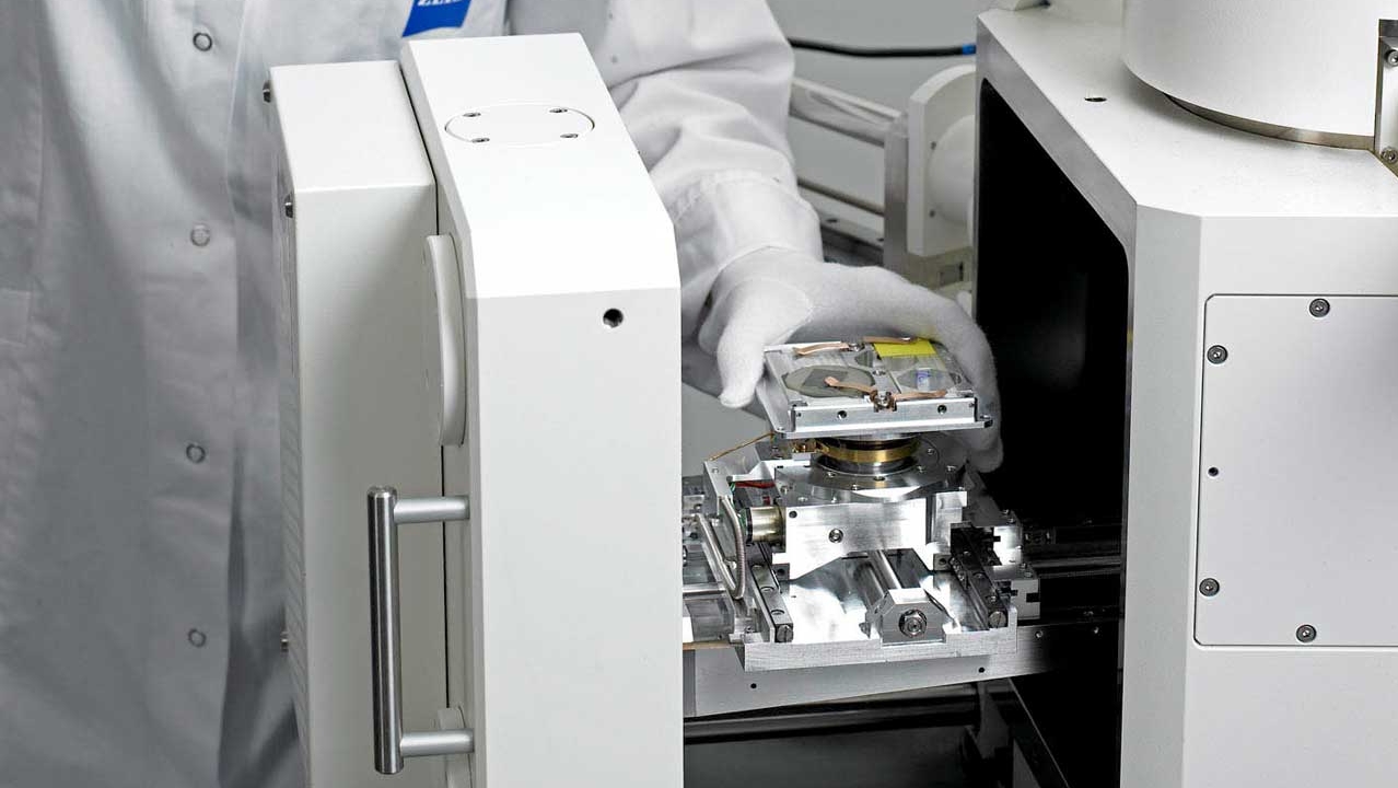 "Shuttle & Find" for correlative light and electron microscopy (CLEM):