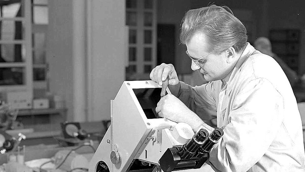 Universal measuring microscope (UMM)