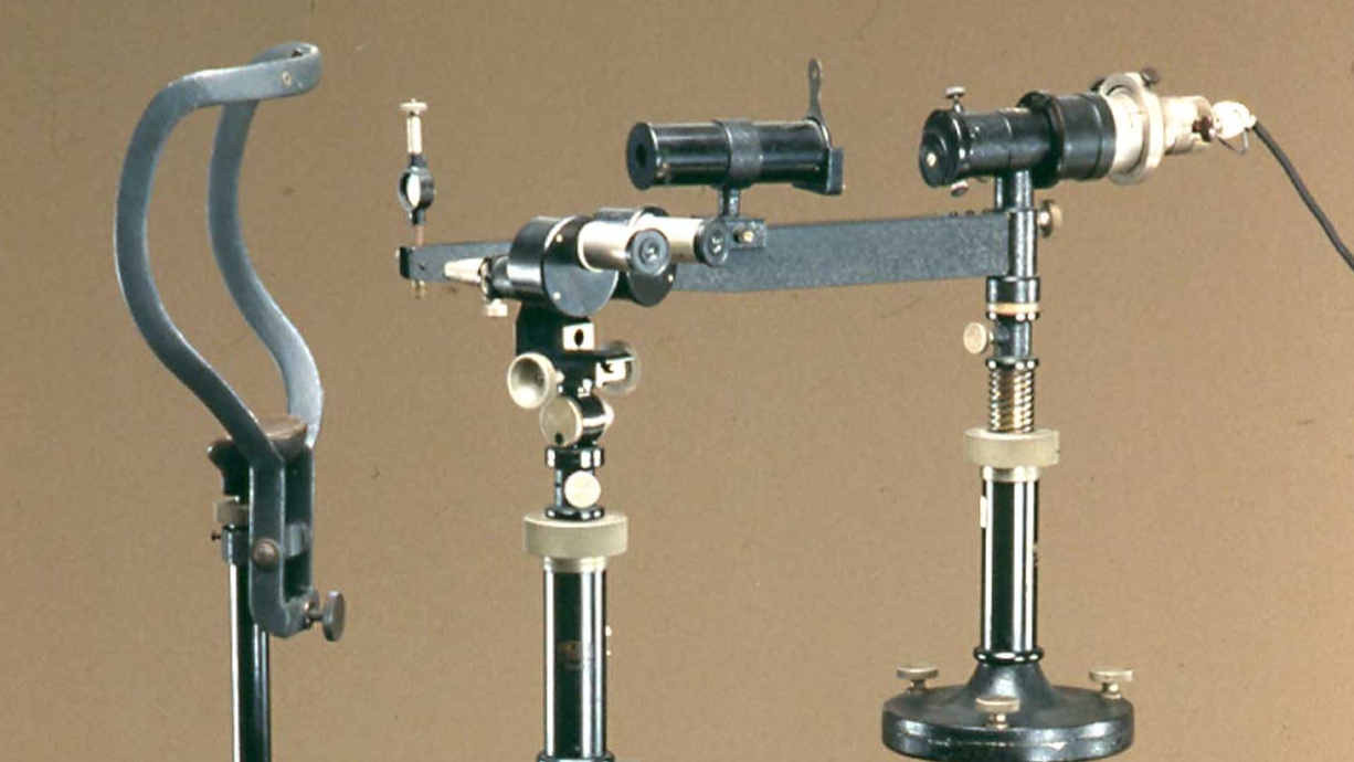 Combination of slit lamp with corneal microscope from Koeppe and Henker.