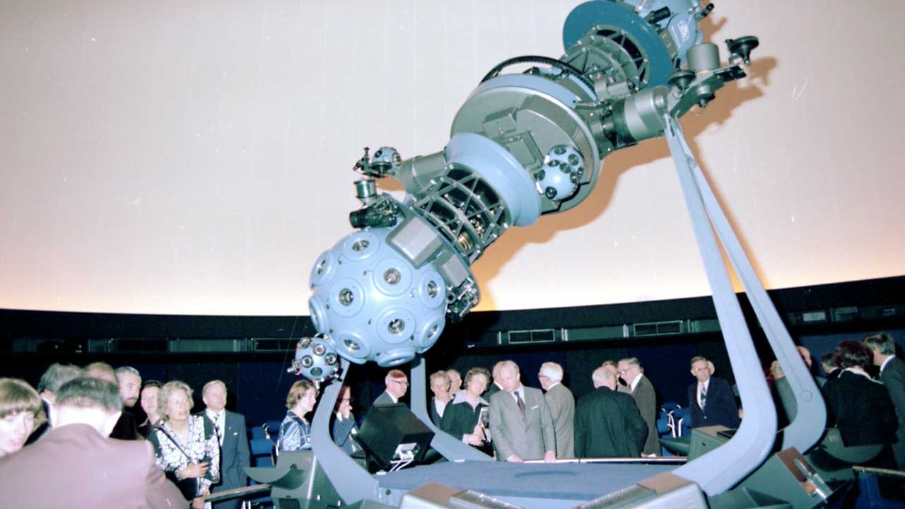 Large planetariums with automatic control systems (Model VI A).