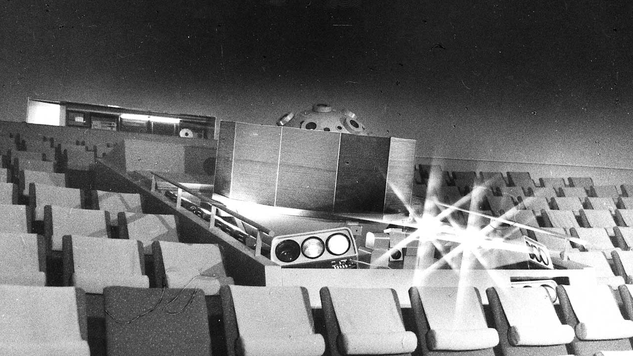 Planetarium projector with fiber projectors for tilted domes.