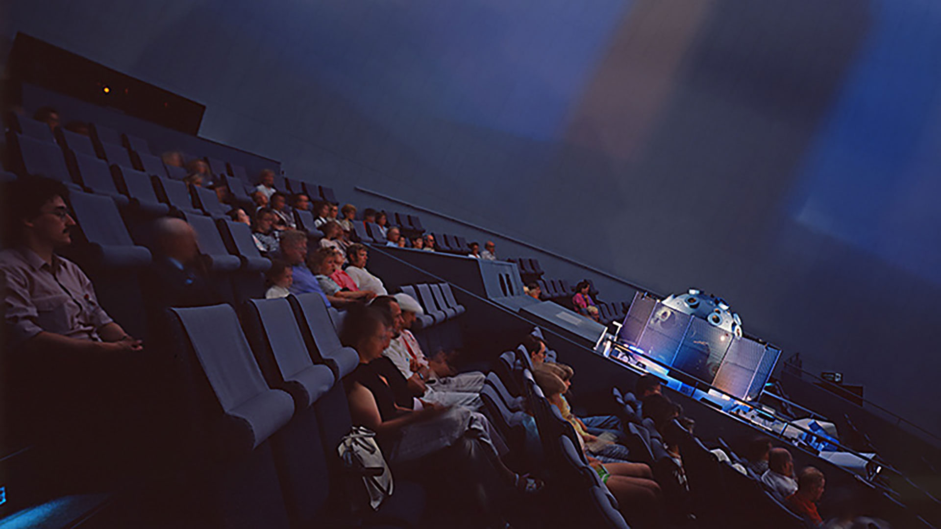 Planetarium projector with fiber projectors for tilted domes.