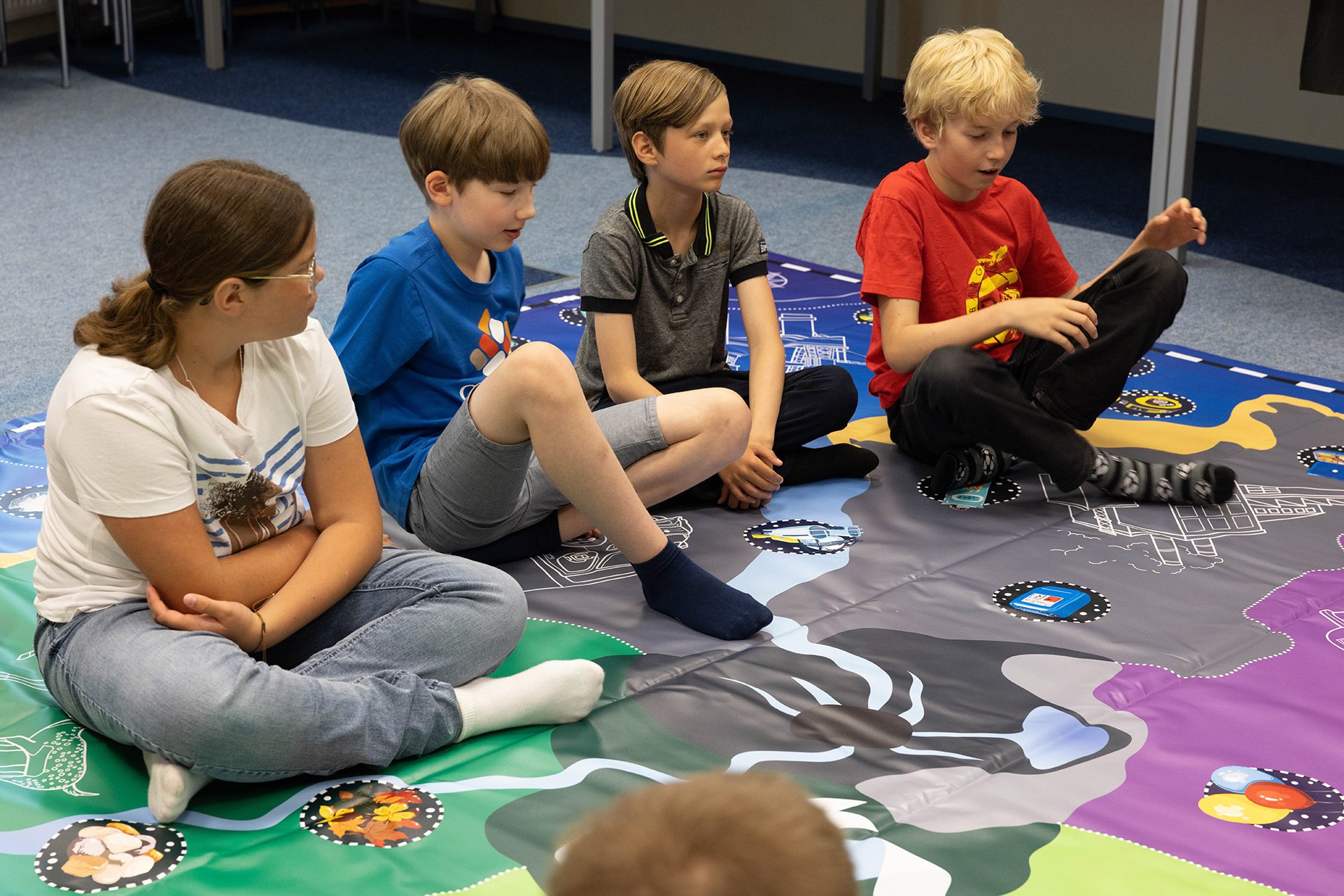 Der Präsident von Estland, Alar Karis, besuchte am 27. Juni 2023 die Advanced Mobile Services von TREC an der TalTech University in Tallinn. Die Kinder haben einen Workshop - die Nexus-Insel - ein praktischer, spielbasierter Workshop, um die TREC-Expedition kennenzulernen.