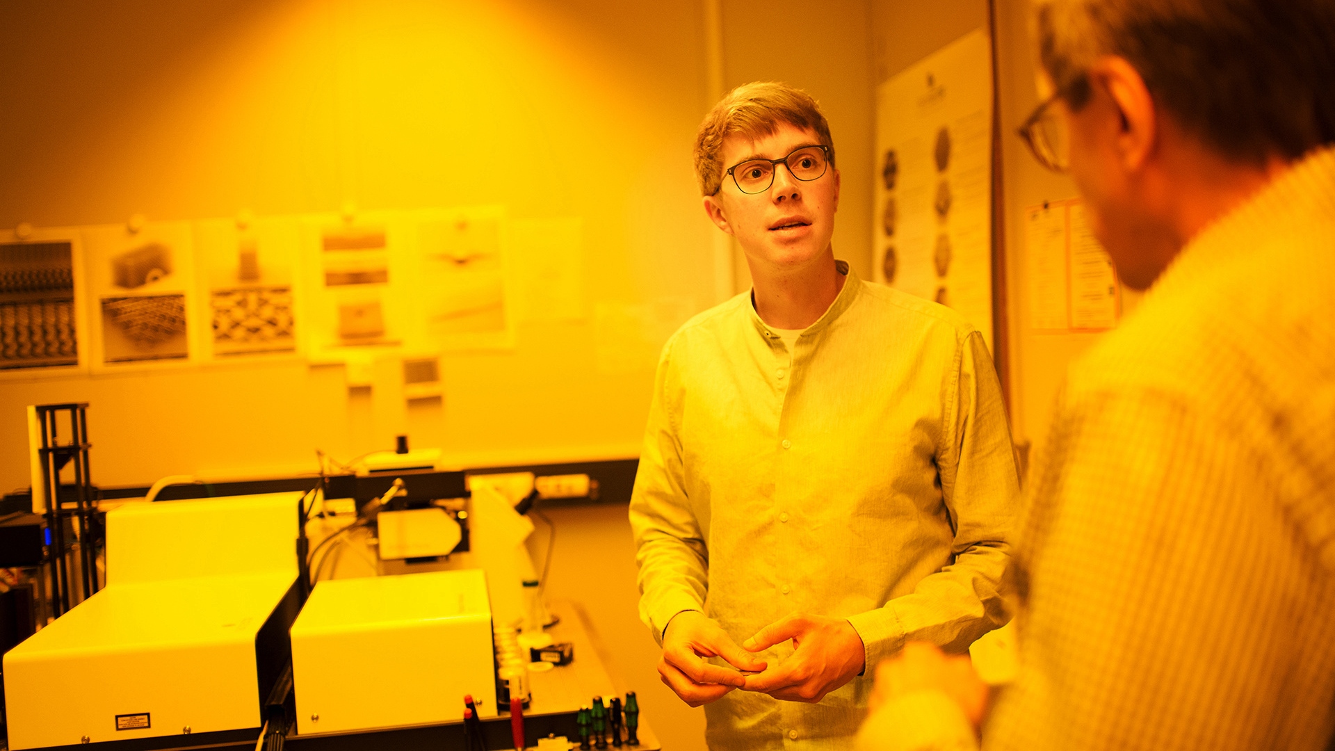 Frederik Mayer talks to Prof. Martin Wegener at the KIT optical lab.