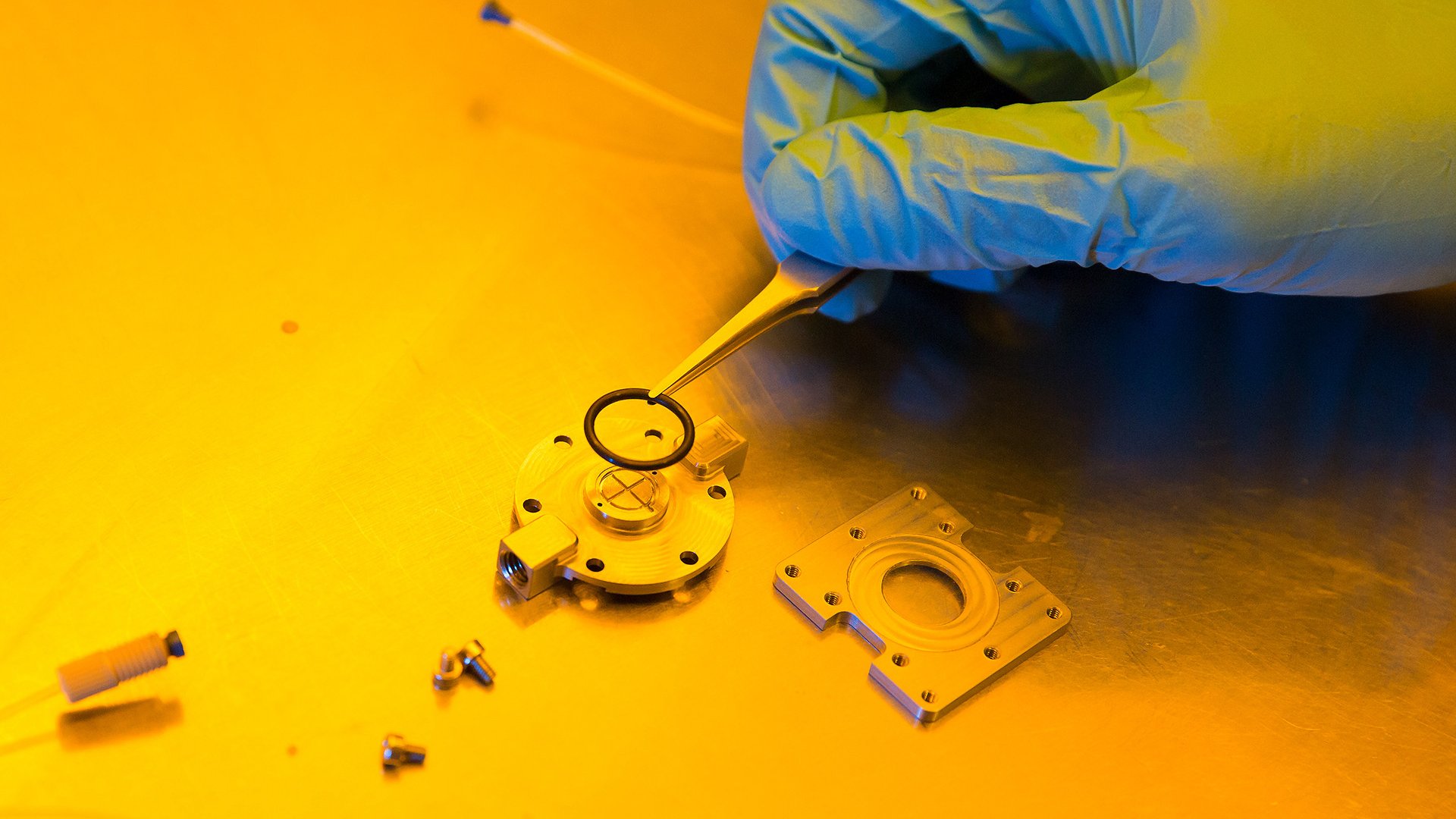 The rubber ring ensures the chamber is sealed so no photoresist can leak into the printer.