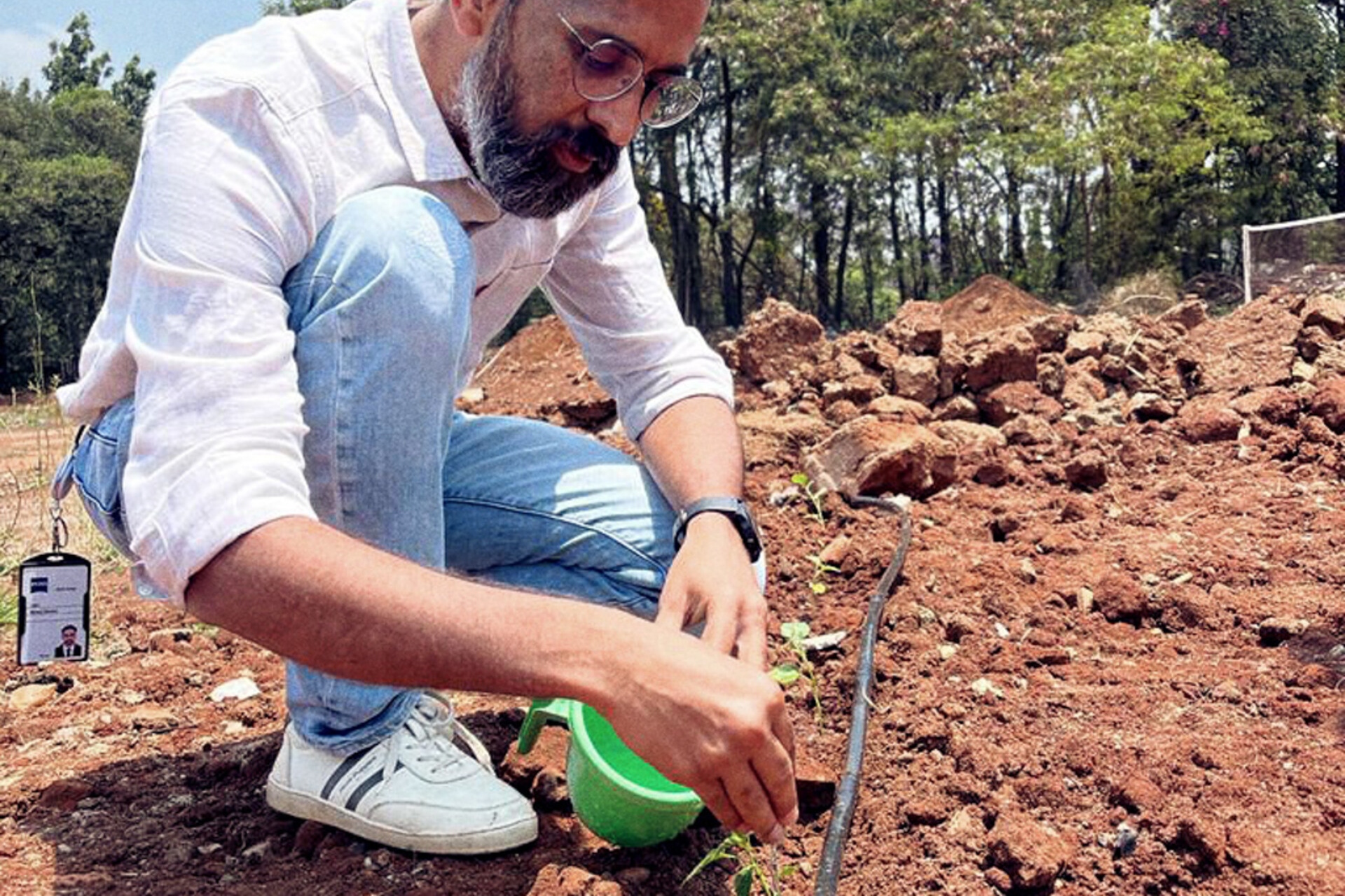ZEISS employees planting saplings on earth day