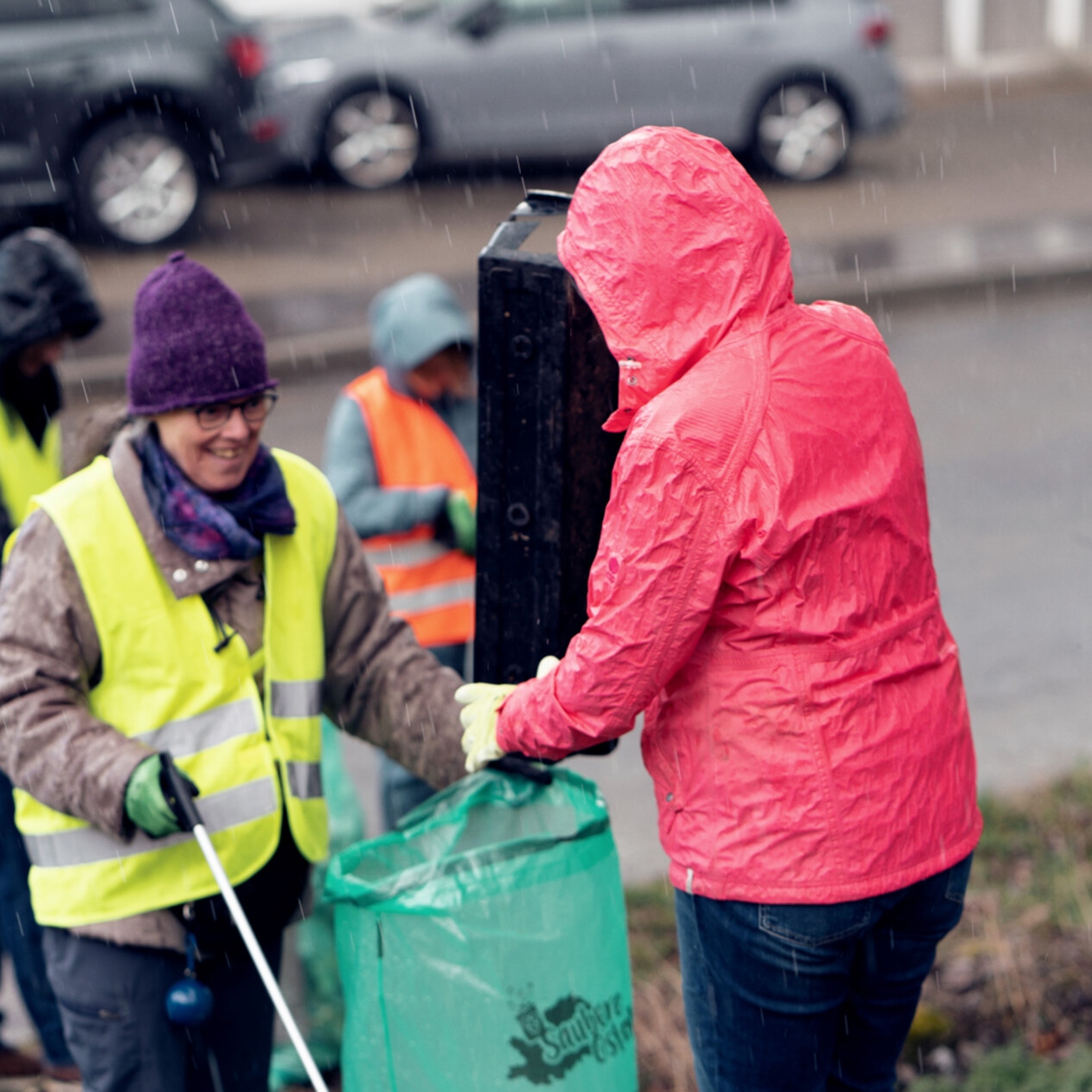 ZEISS employees picking up litter on earth day