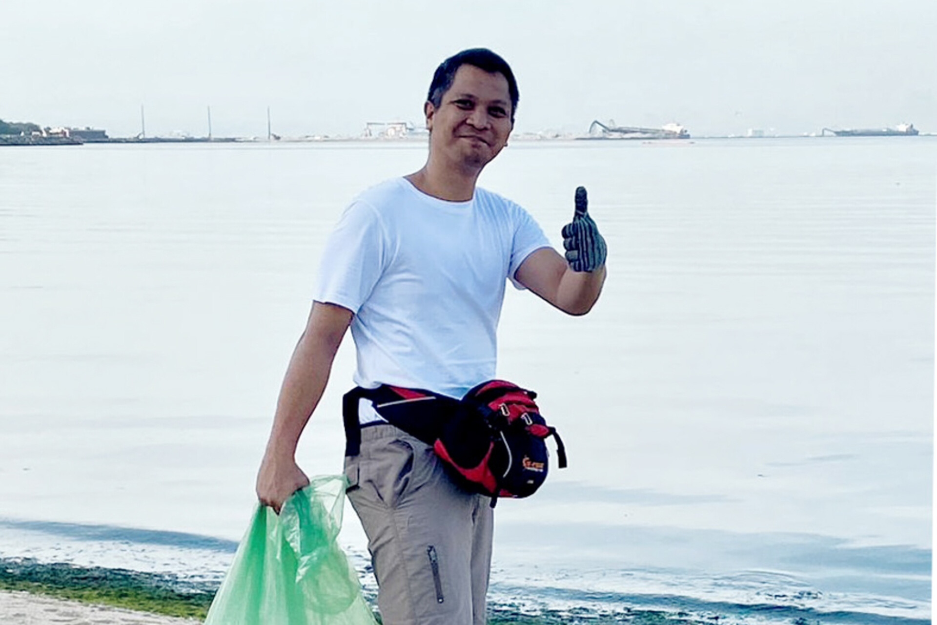 ZEISS employees in the Philippines picking up litter on earth day