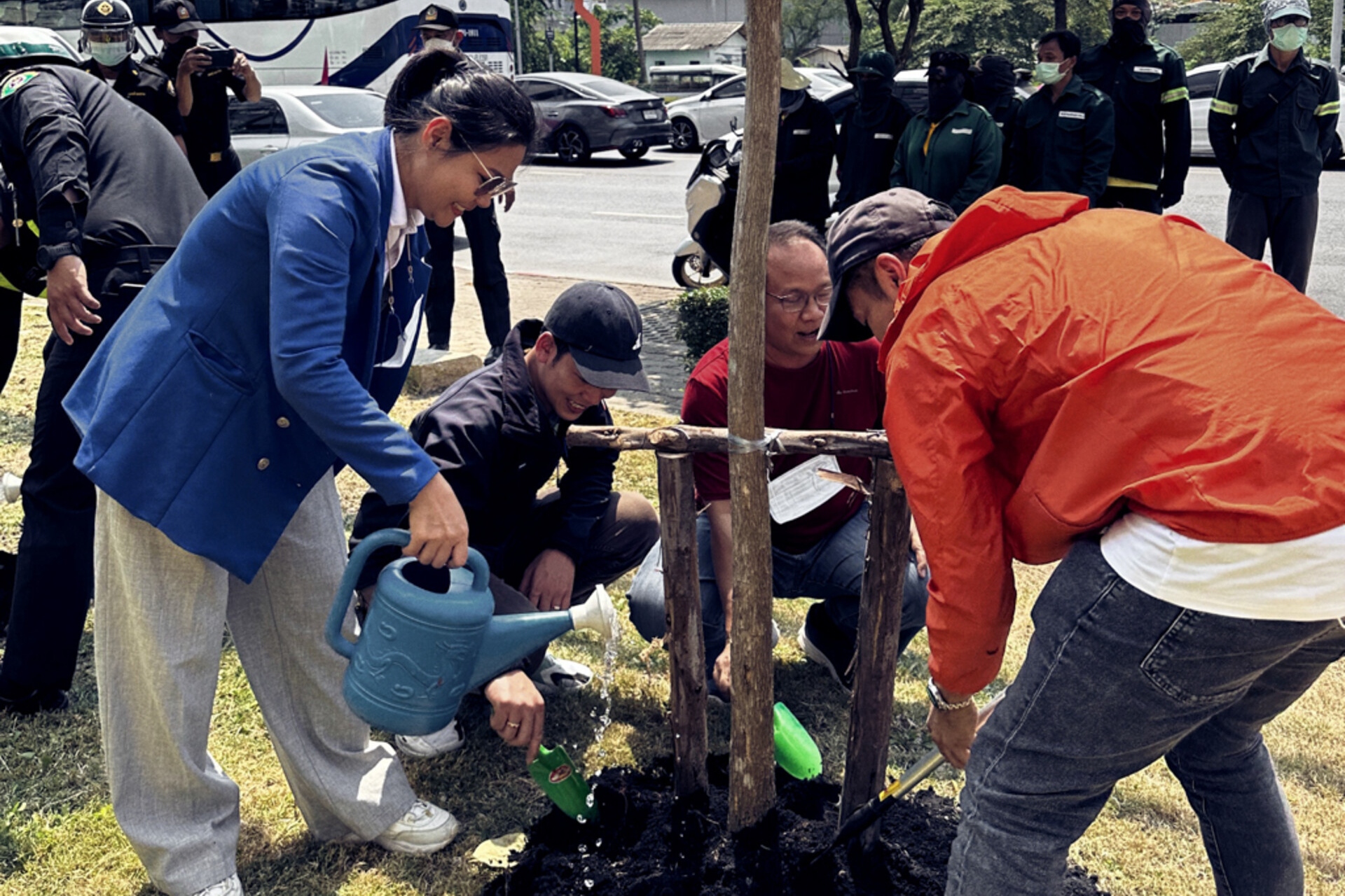 ZEISS employees in Thailand planting trees on earth day