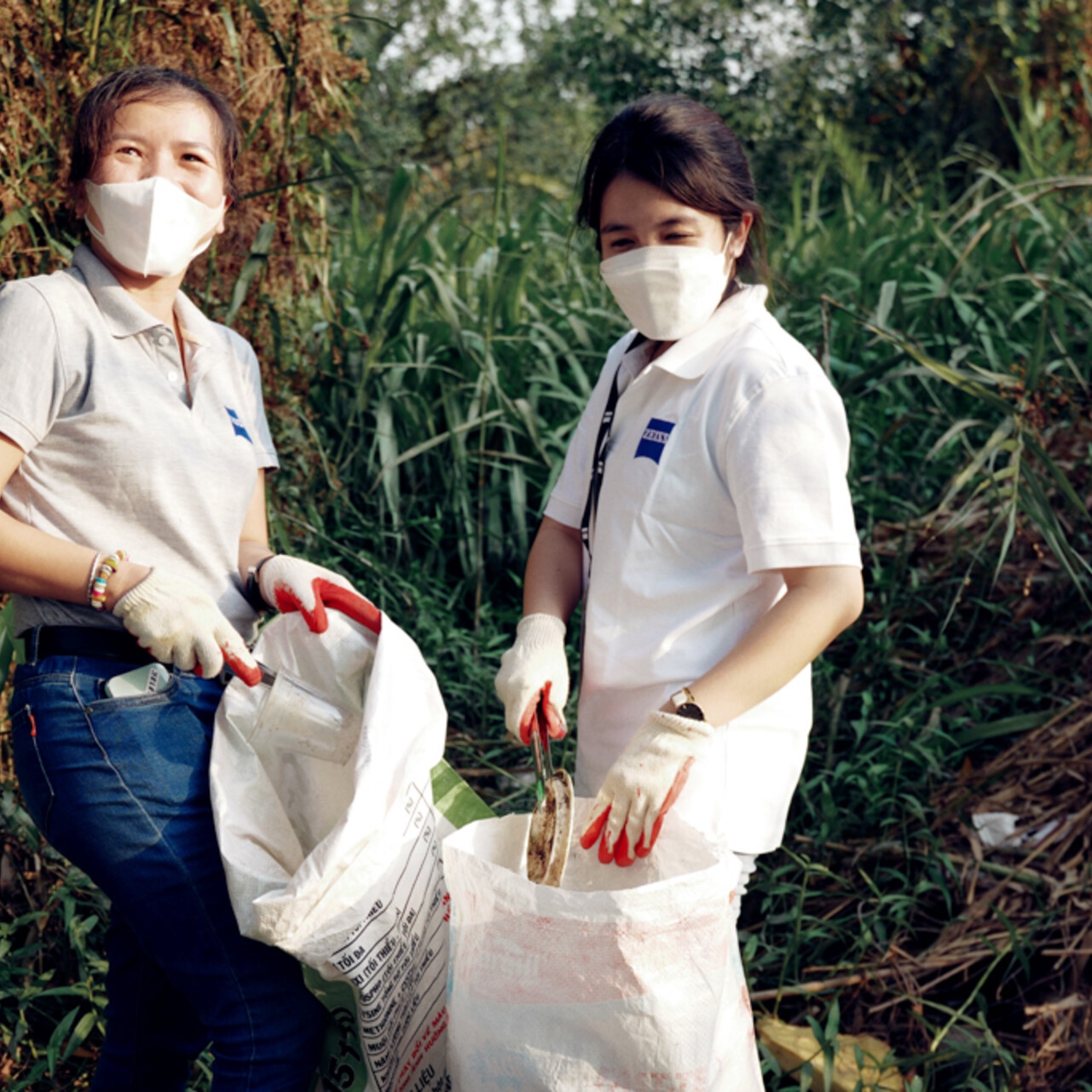 ZEISS employees in Vietnam (Ho Chi Minh & Hanoi) picking up litter on earth day