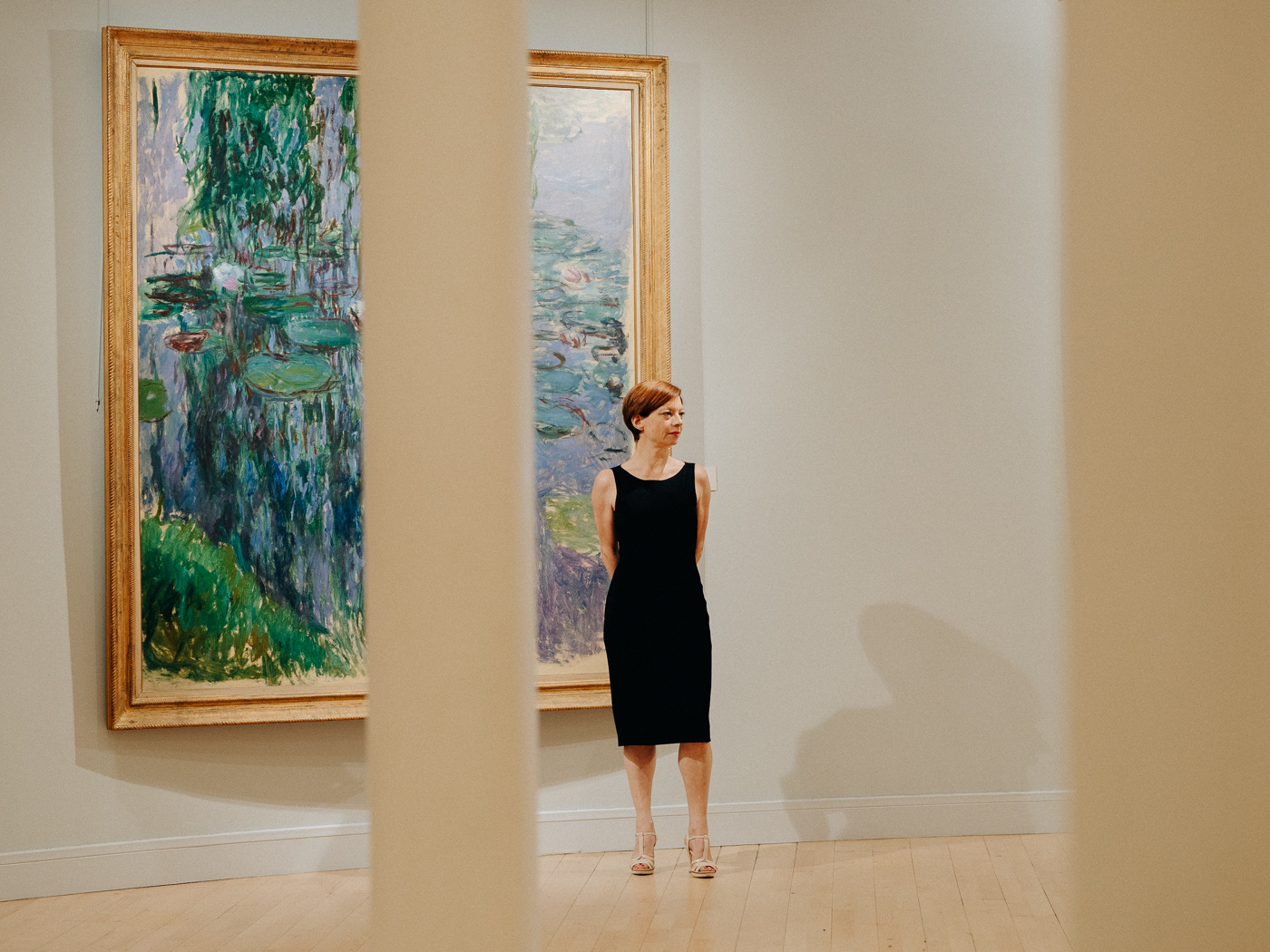 Marianne Mathieu Musée Marmottan Monet in front of painting