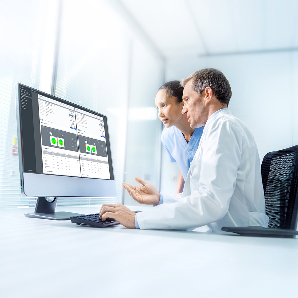 two people watching the programm ZEISS VERACITY surgery planner on a computer