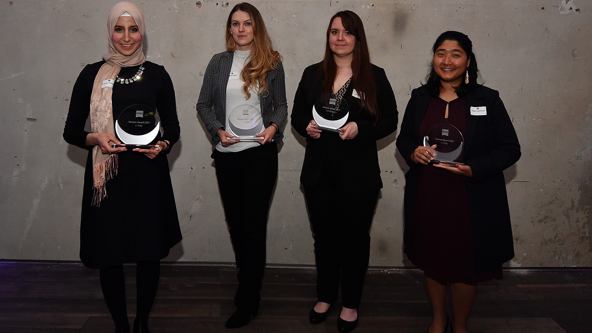 Corina Hampel won first place, second Houda El-Messari, and third place went to Drishti Maharjan. A special prize was also awarded to Sarah-Lee Mendenhall (f.l.t.r.: Houda El-Messari, Corina Hampel, Sarah-Lee Mendenhall, Drishti Maharjan© ZEISS)