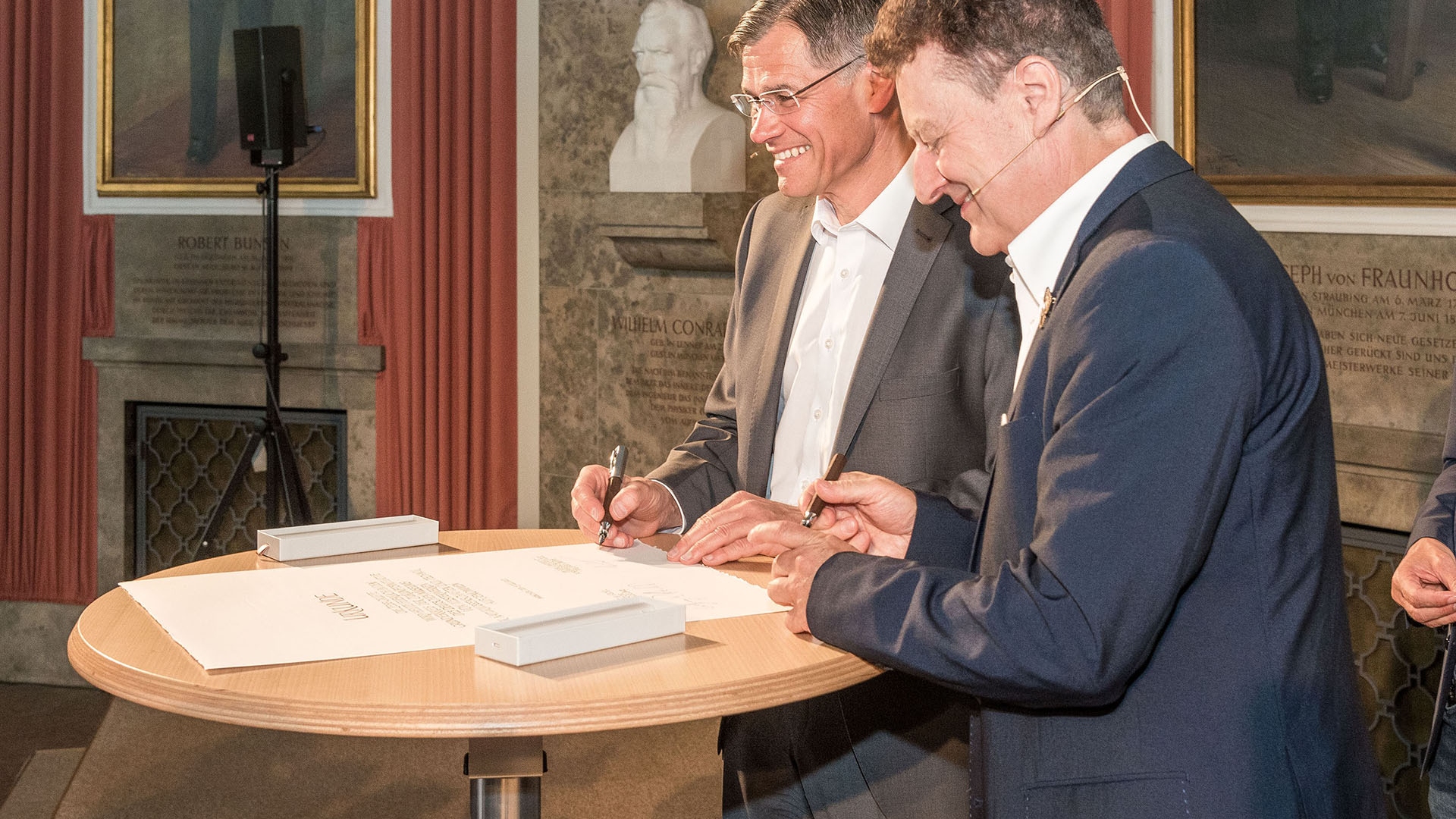 The close partnership has been sealed by signing the founding members' certificate (from left to right: Dr. Karl Lamprecht, President and CEO of the ZEISS Group and Prof. Wolfgang Heckl, general director of Deutsches Museum).