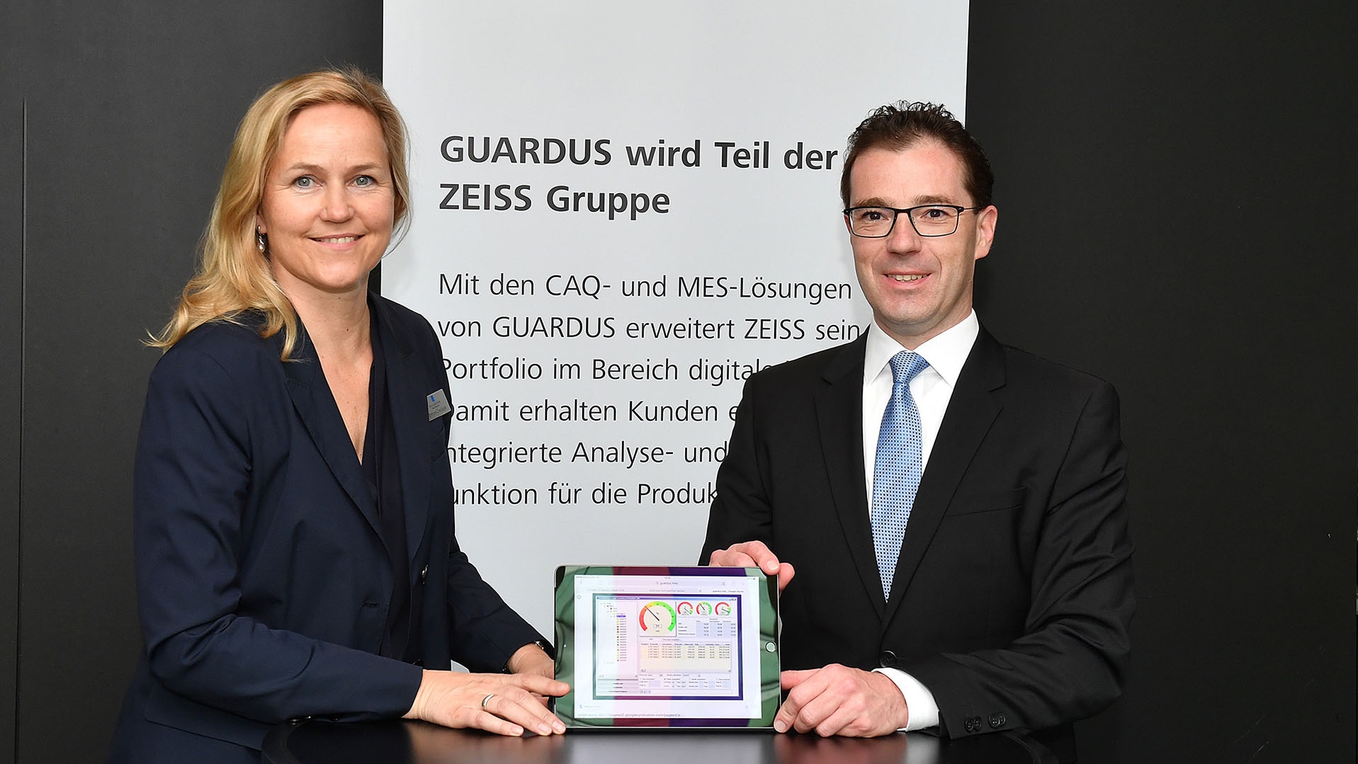 Simone Cronjäger, Founder and Managing Director of GUARDUS, and Dr. Jochen Peter, Member of the Executive Board of the ZEISS Group and President & CEO of Carl Zeiss Industrielle Messtechnik GmbH, announcing ZEISS' acquistion of GUARDUS