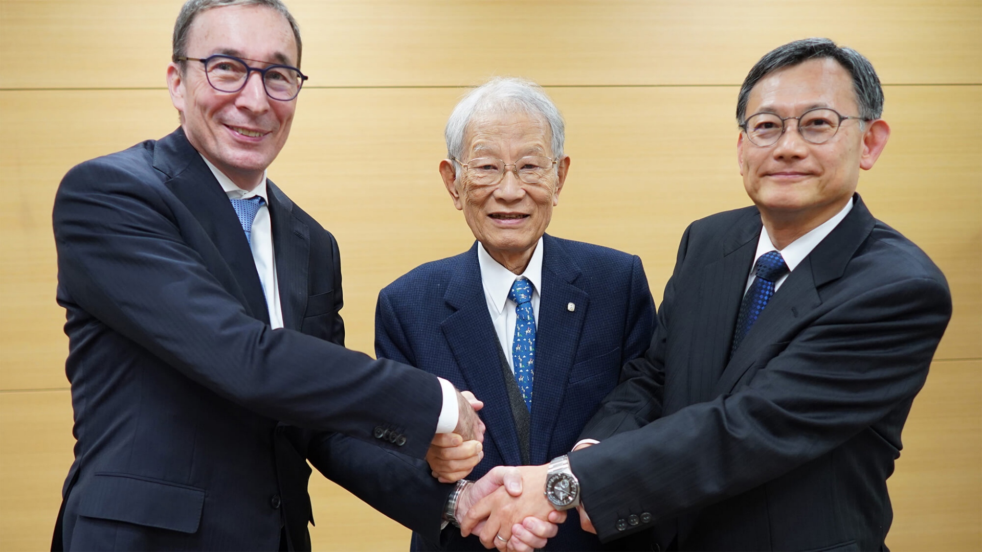 Signing of the strategic collaboration agreement: Dr. Stefan Sacré, Head of ZEISS in Japan, Prof. Dr. Hiroshi Matsumoto, President of RIKEN, and Dr. Yoshihiro Aburatani, President RIKEN Innovation (from left).