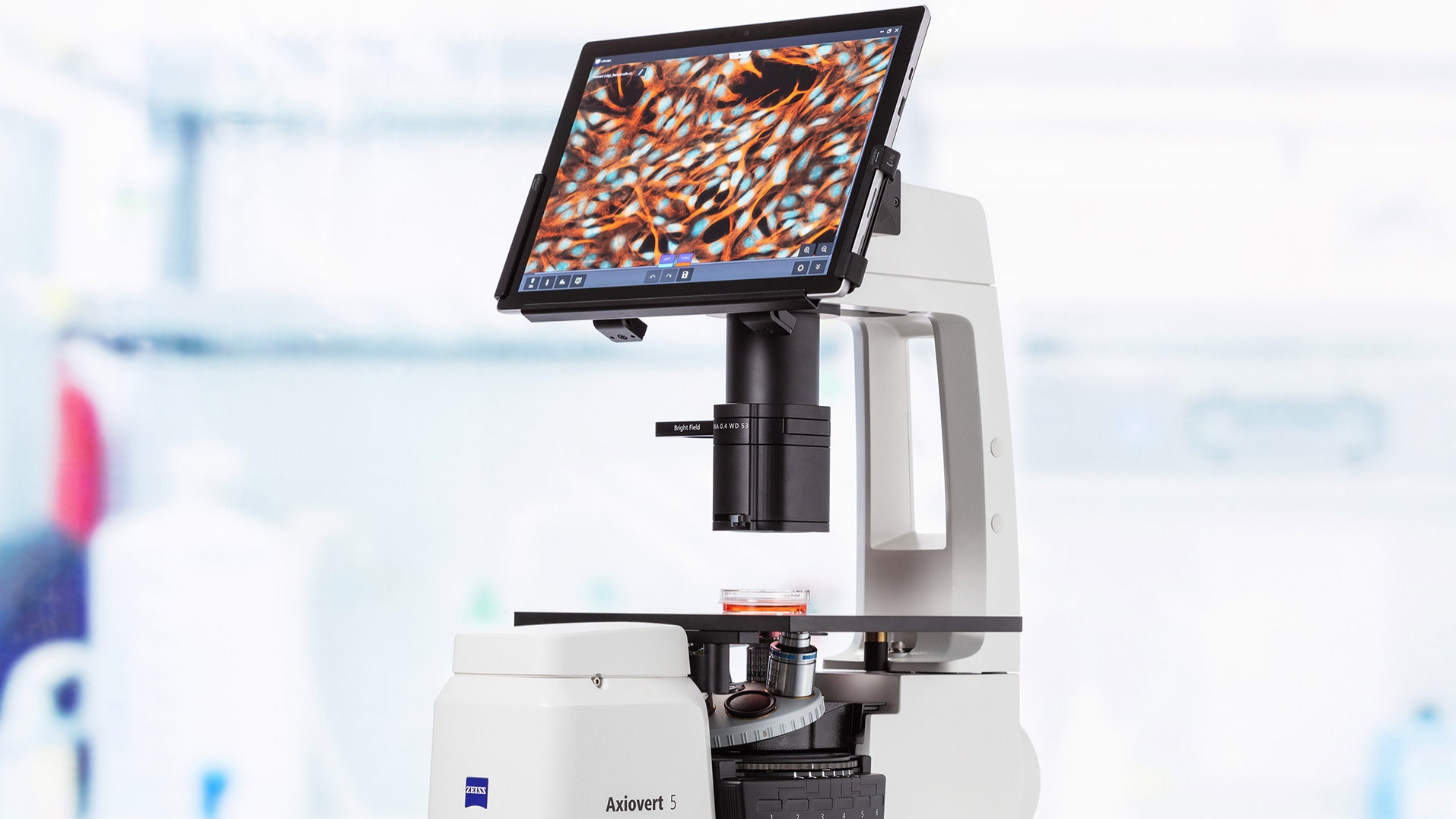 Product photo: ZEISS Axiovert 5 digital uses artificial intelligence (AI) and automatic functions to ease daily work in the cell lab.