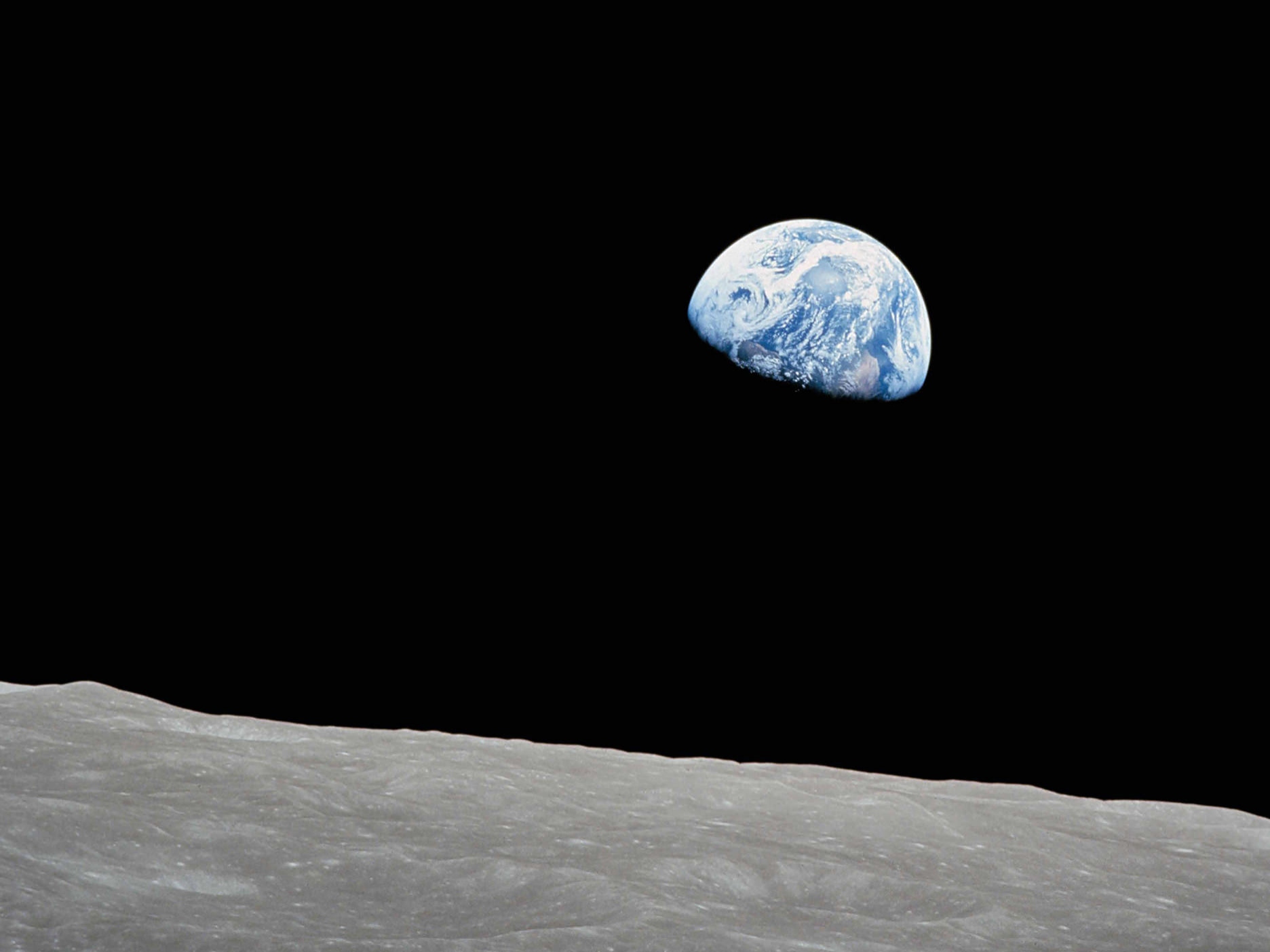 Вид, открывающийся человеку, стоящему на поверхности Луны и смотрящему на Землю.